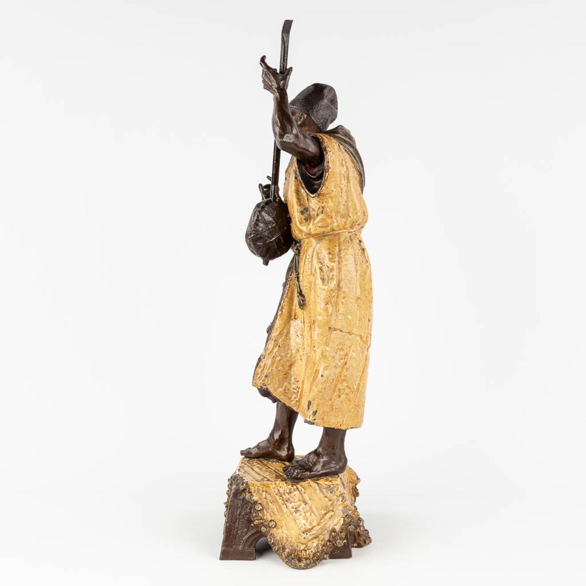 A large figurine of an Arab Bedouin, playing a musical instrument, patinated spelter. 19th C. (L:17, - Bild 7 aus 17