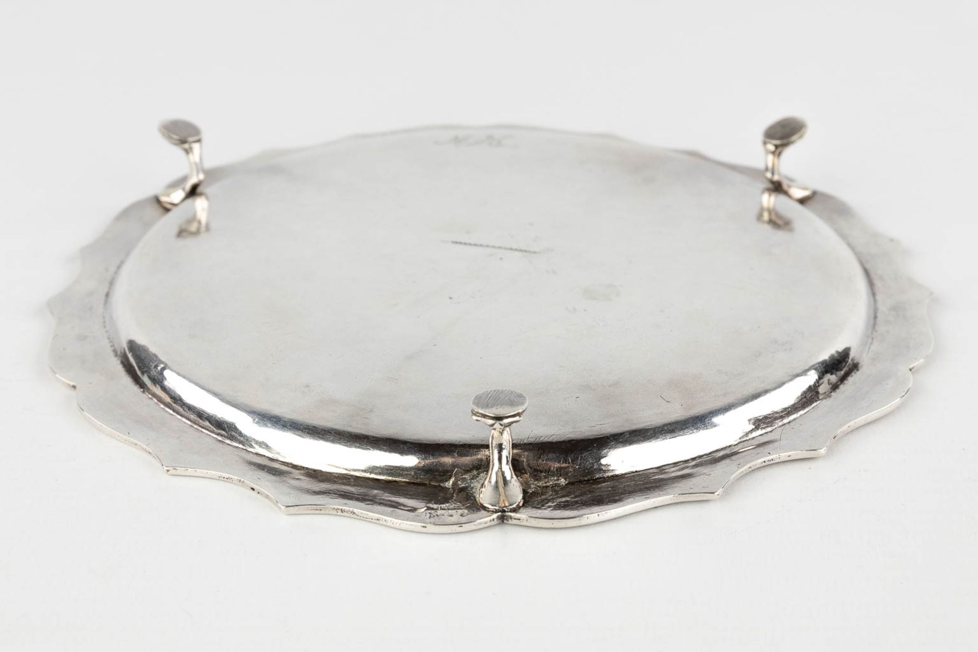 An 'Asiette Volante', silver, probably made in Namur, Belgium. 18th C. 269g. (H:2 x D:20 cm) - Image 6 of 8