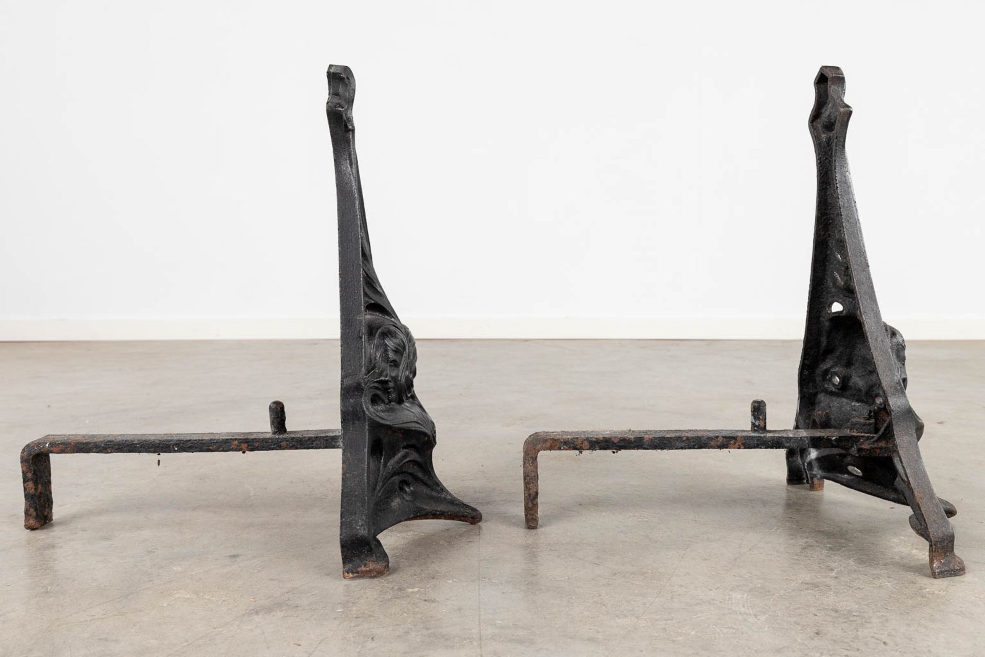 A pair of fireplace andirons, cast iron in art nouveau. Circa 1900. (L:40 x W:27 x H:40 cm) - Bild 6 aus 12