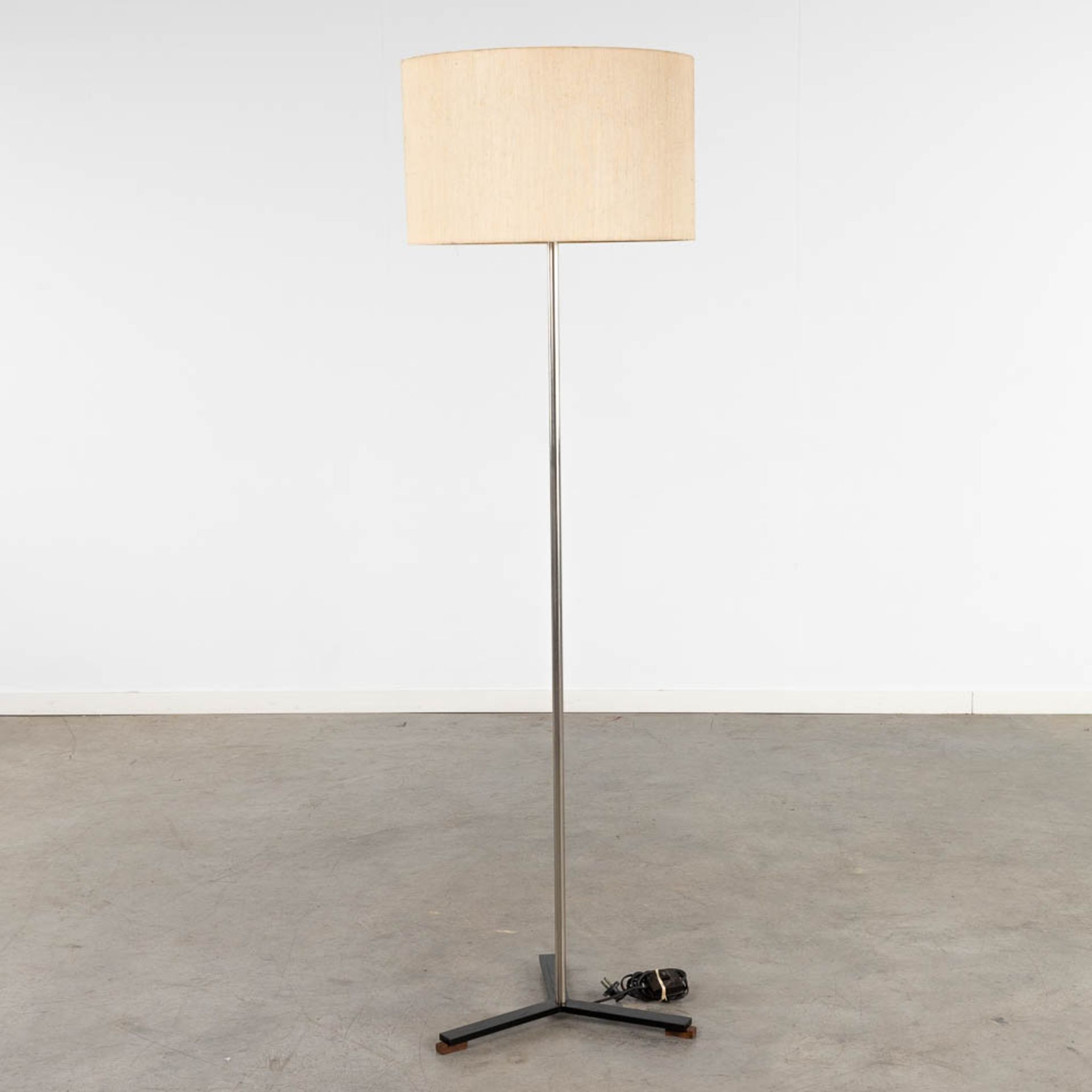 A mid-century floor lamp, chromed metal, metal and wood. (L:40 x W:40 x H:165 cm) - Image 3 of 8