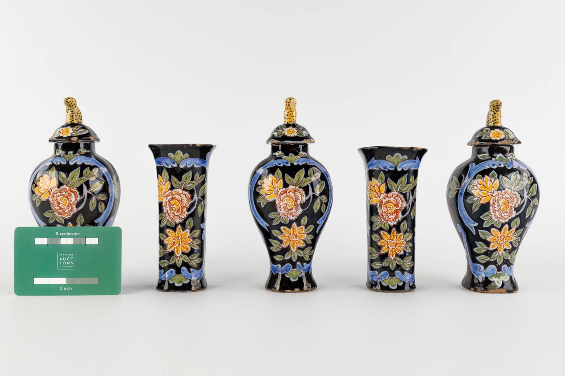 De Twee Scheepjes, Delft, a 'Kaststel', polychrome faience. 17th C. (L:6 x W:7 x H:16,5 cm) - Image 2 of 18