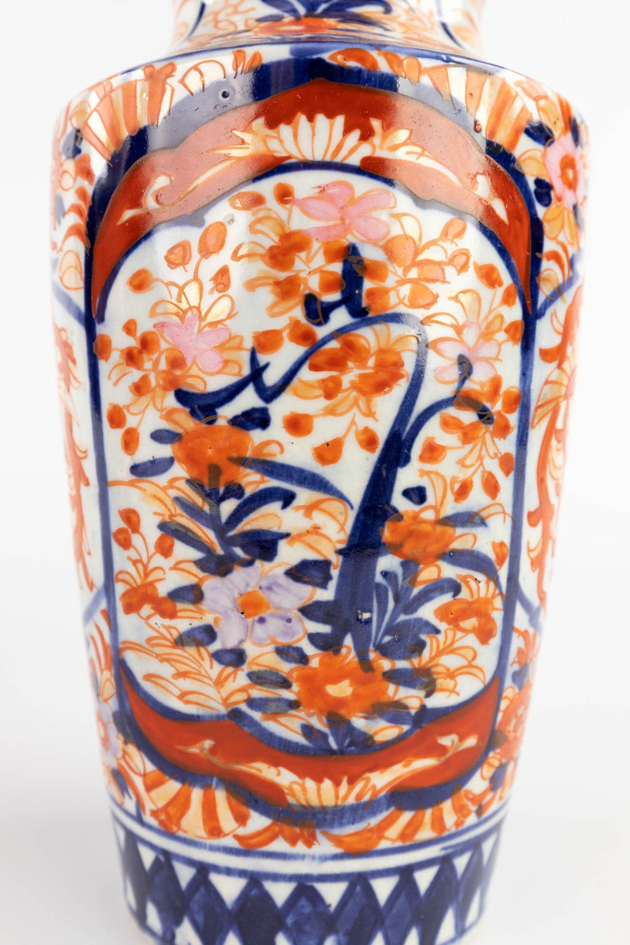 Three pieces of Japanese Imari porcelain, an umbrella stand and a pair of vases. 19th/20th C. (H:60 - Image 10 of 20