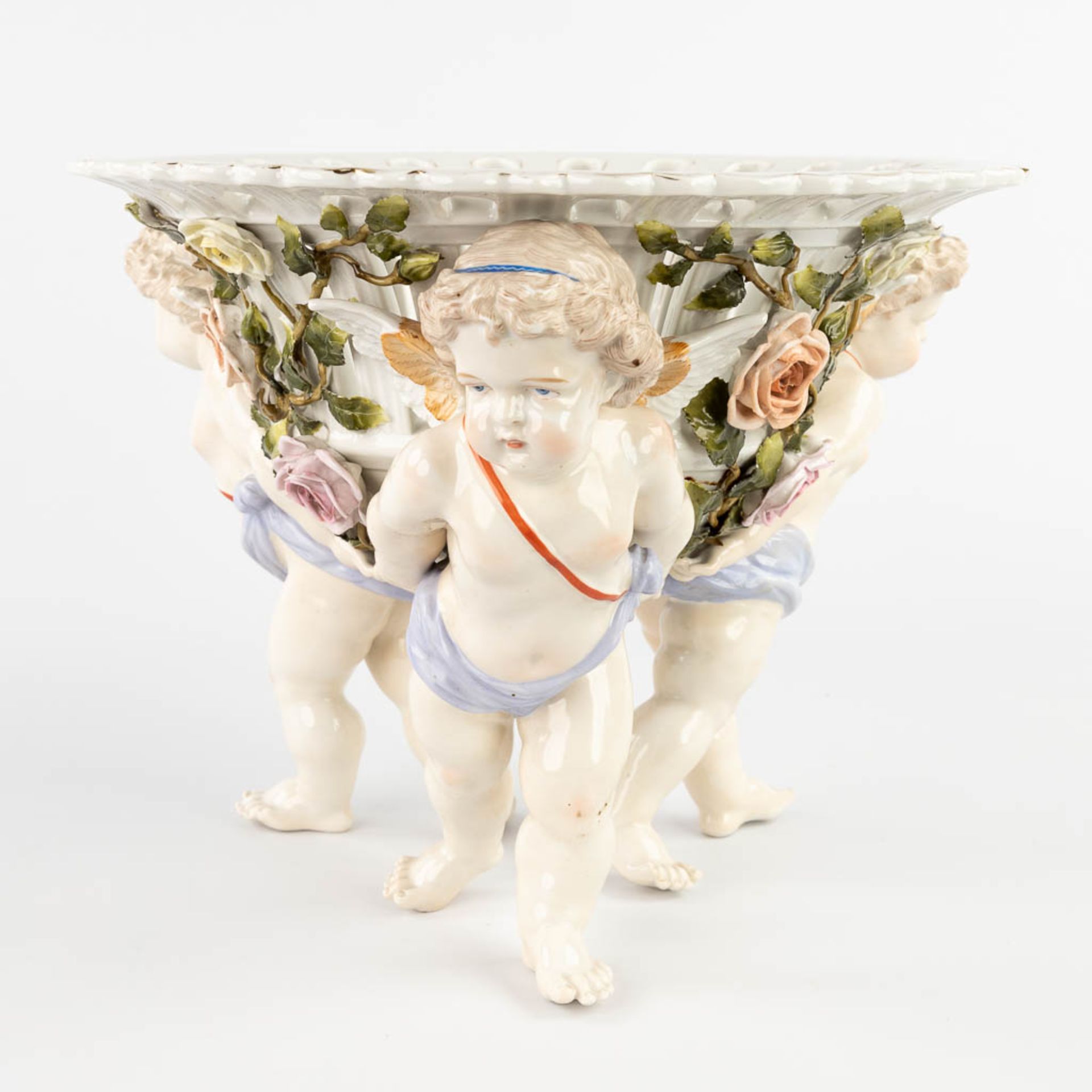 Sitzendorf is a porcelain table centrepiece in the shape of a basket held by putti. 19th C. (H:25 x - Image 4 of 12