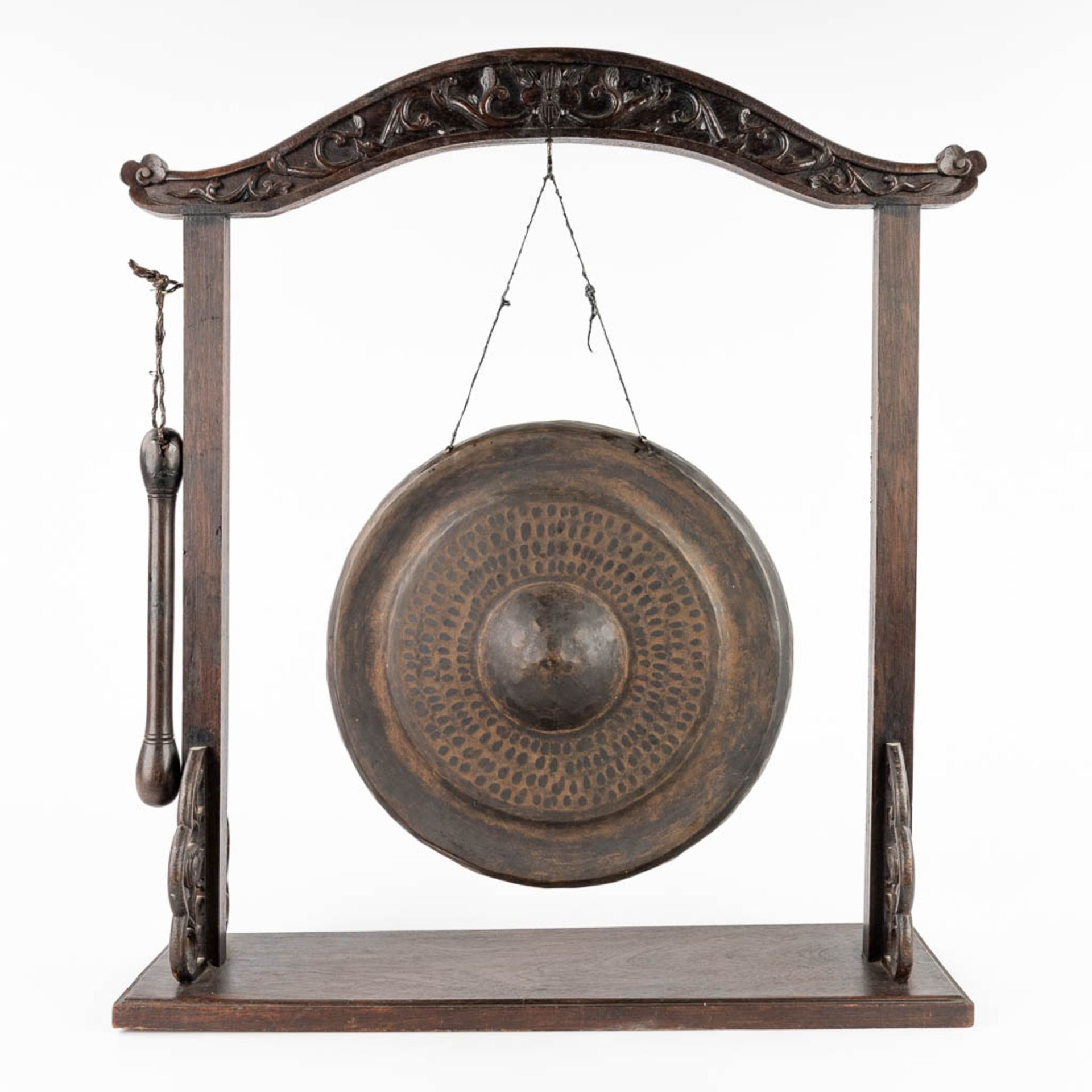 3 bells and a gong, Oriental. 19th/20th C. (L:13 x W:47 x H:55 cm) - Image 3 of 28