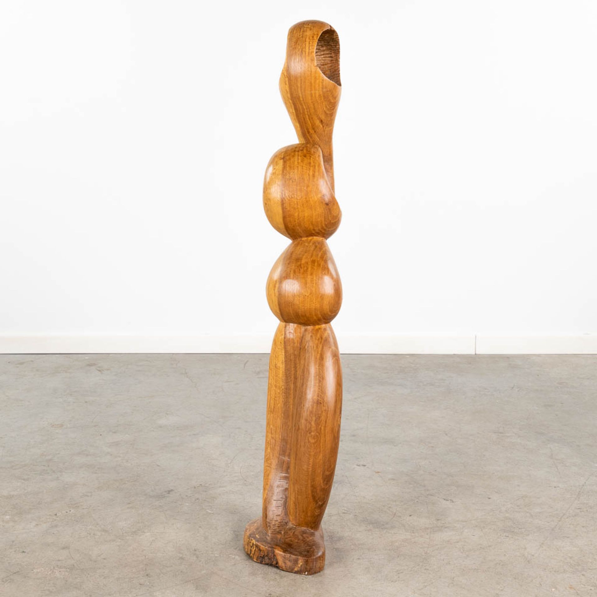 An abstract wood sculpture, marked J.D. 1972. (L:15 x W:22 x H:99 cm) - Image 5 of 12