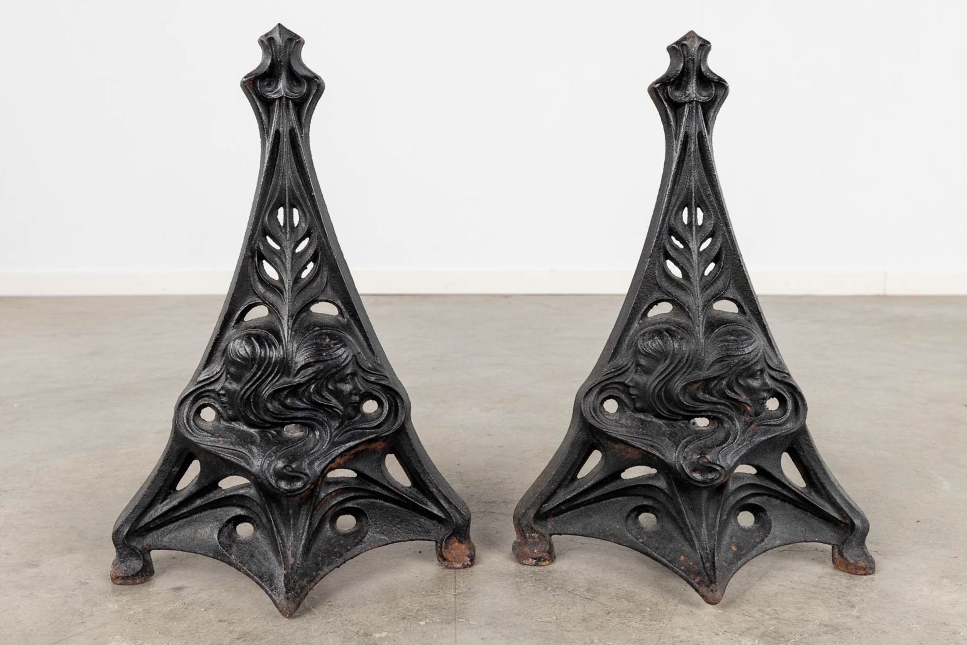 A pair of fireplace andirons, cast iron in art nouveau. Circa 1900. (L:40 x W:27 x H:40 cm) - Bild 3 aus 12