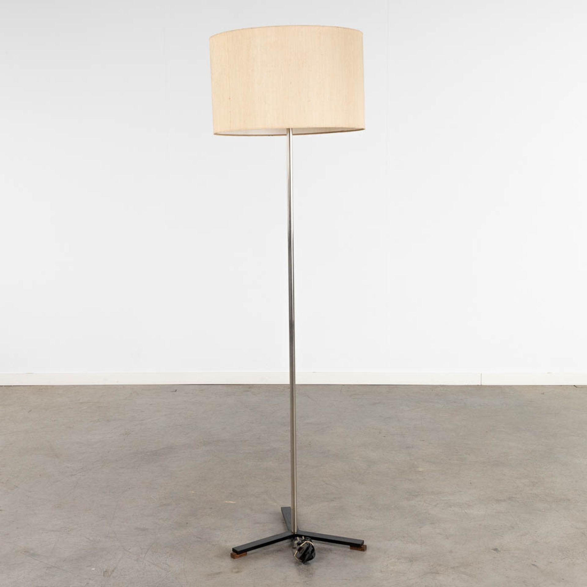 A mid-century floor lamp, chromed metal, metal and wood. (L:40 x W:40 x H:165 cm) - Image 4 of 8