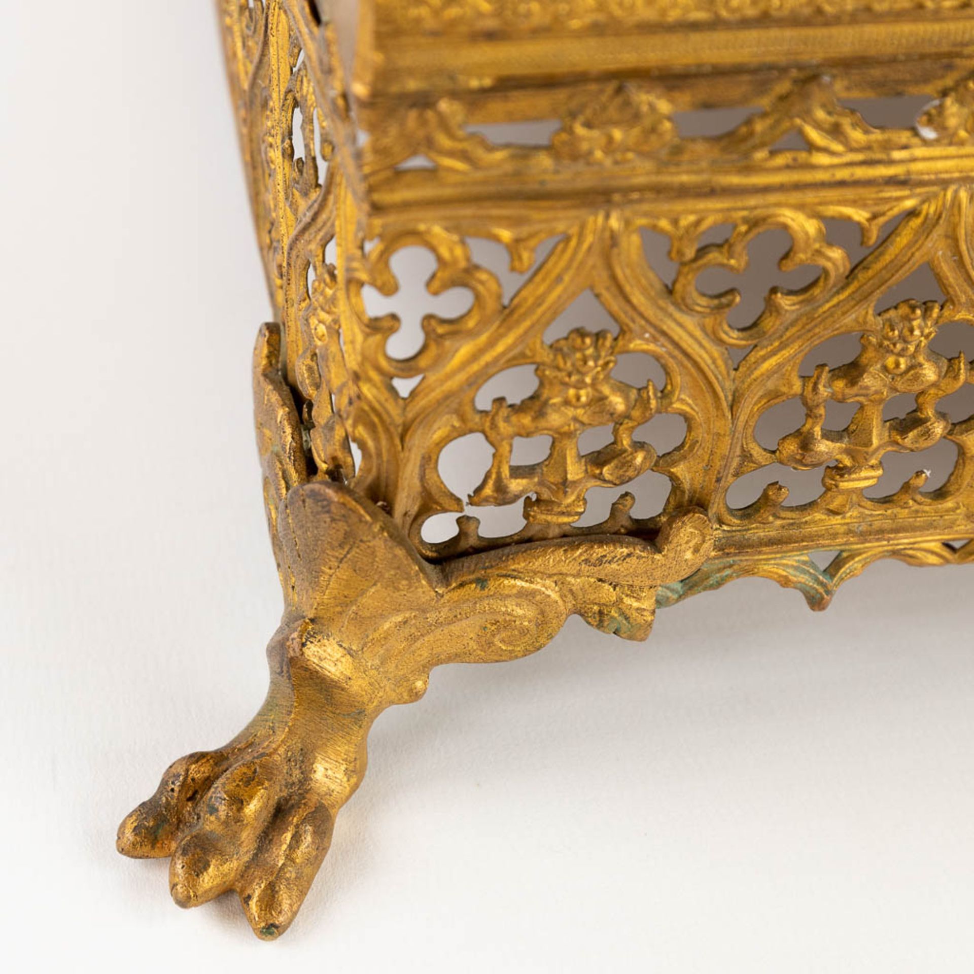 A lectern, brass in Gothic Revival style. Circa 1900. (L:31 x W:31 x H:11 cm) - Image 8 of 11