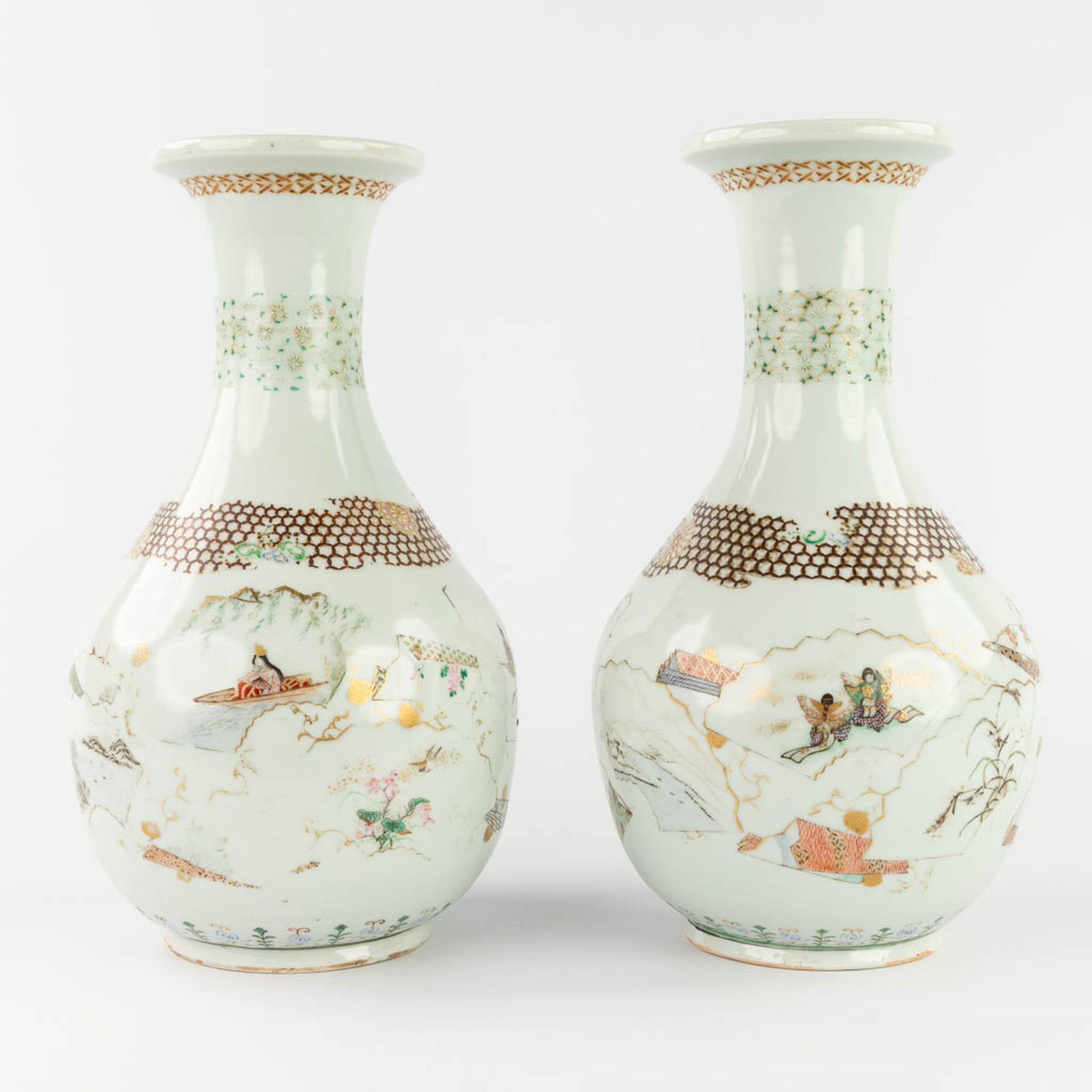 A pair of Japanese vases, decorated with hand-painted landscapes. 19th C. (H:37,5 x D:21 cm)