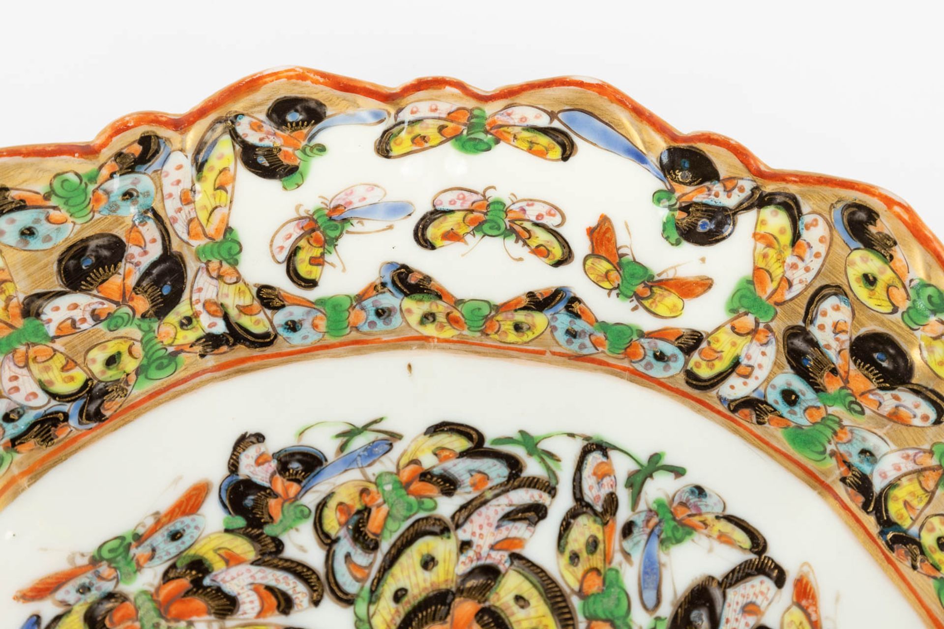 A Chinese plate '1000 butterflies', 19th C. (H:4 x D:28 cm) - Image 5 of 7