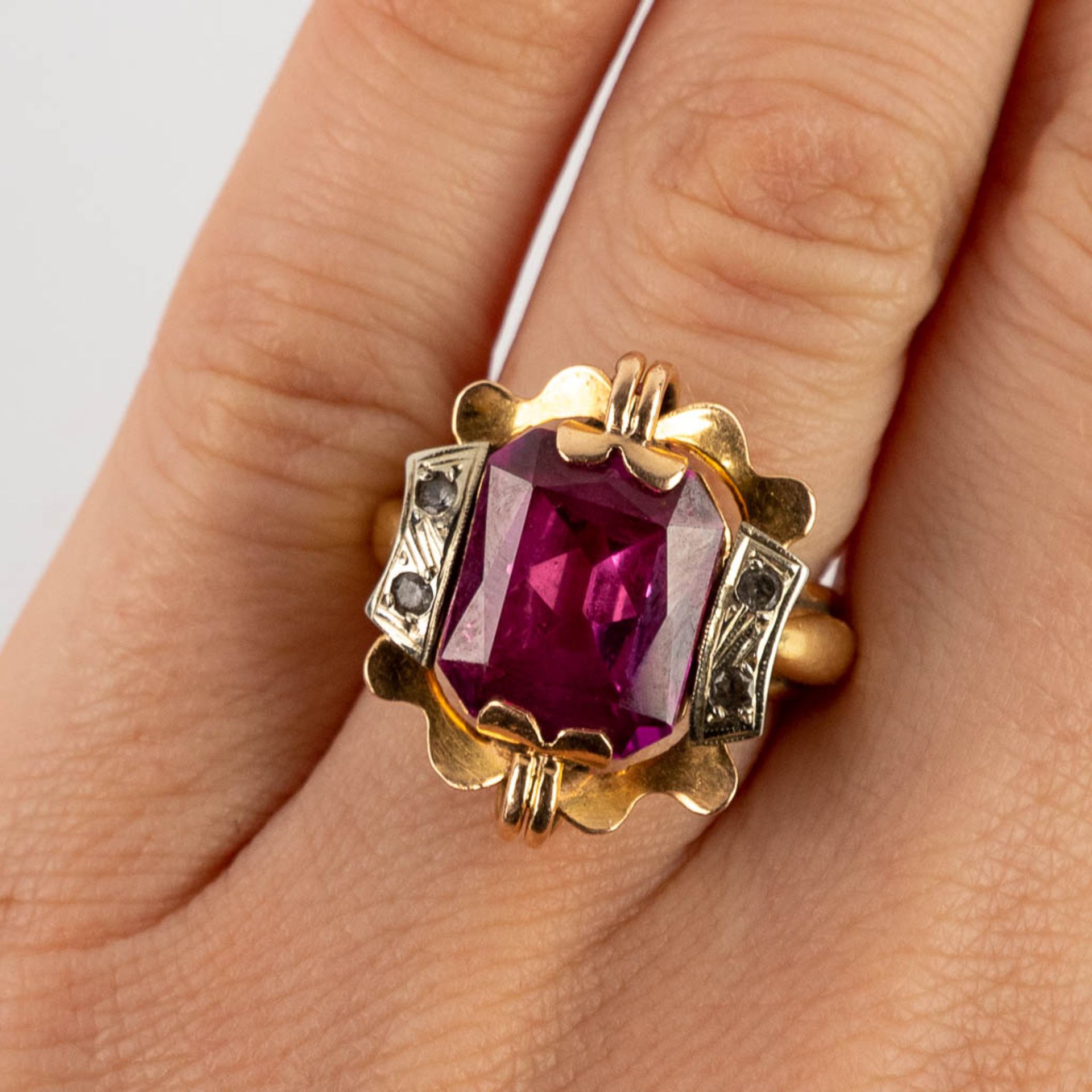 A yellow gold ring with a cut light purple stone/glass. 6,87g. Ring size: 52. - Image 9 of 9
