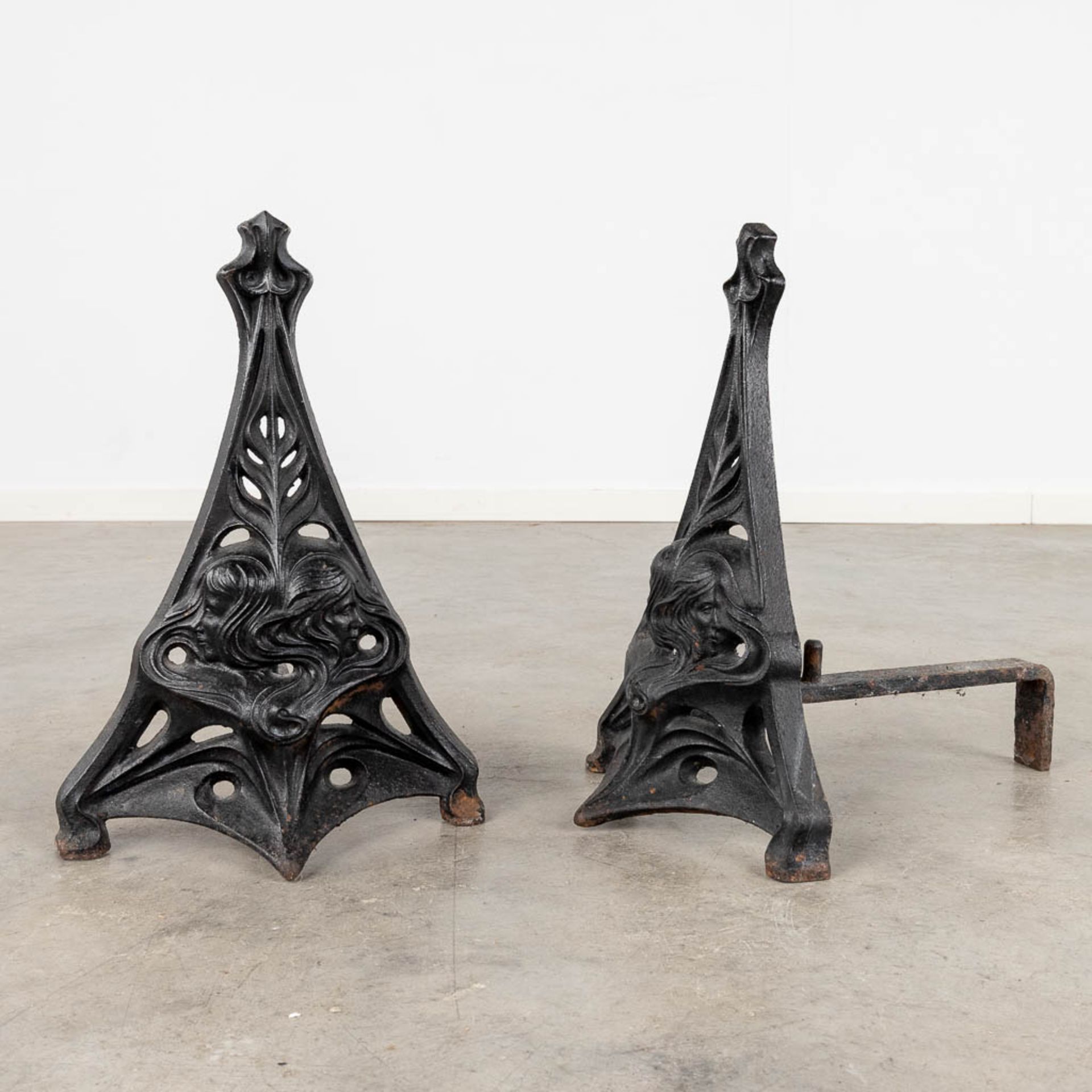 A pair of fireplace andirons, cast iron in art nouveau. Circa 1900. (L:40 x W:27 x H:40 cm)