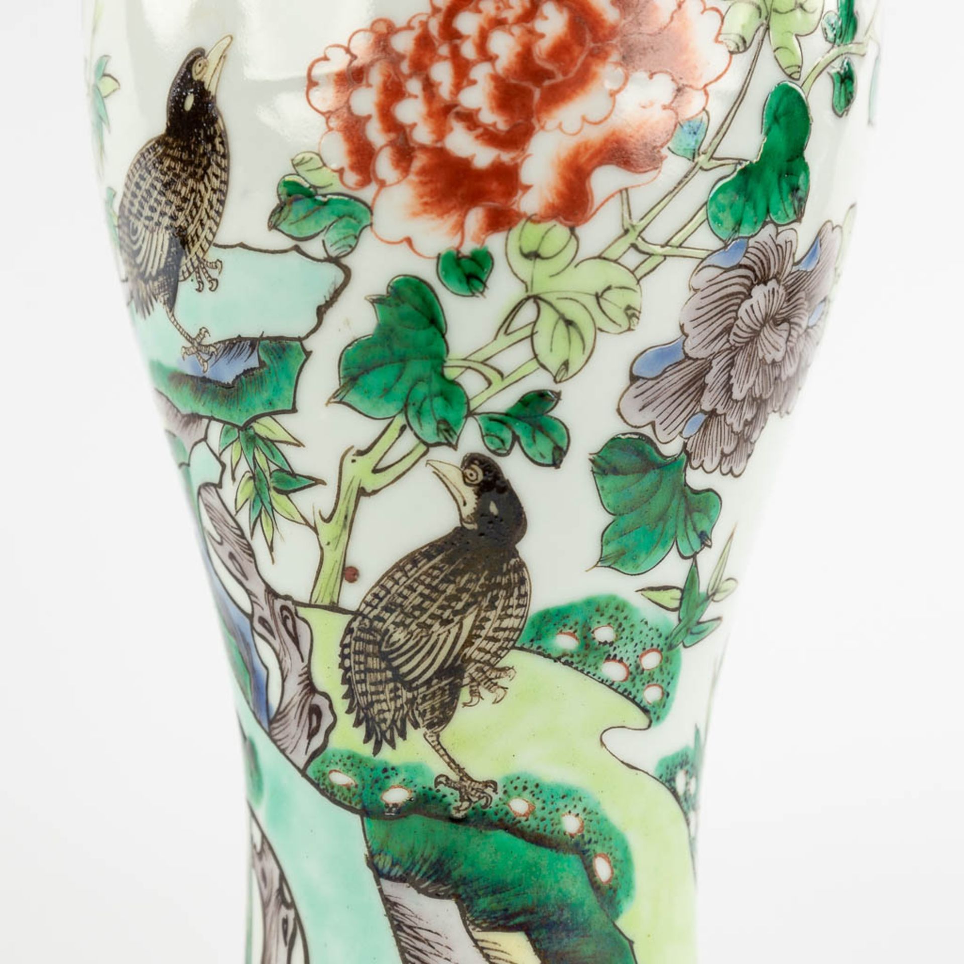 Five pieces of Chinese porcelain and stoneware, Prunus, Famille Verte, and Nanking. 20th C. (H:28 x - Image 12 of 32