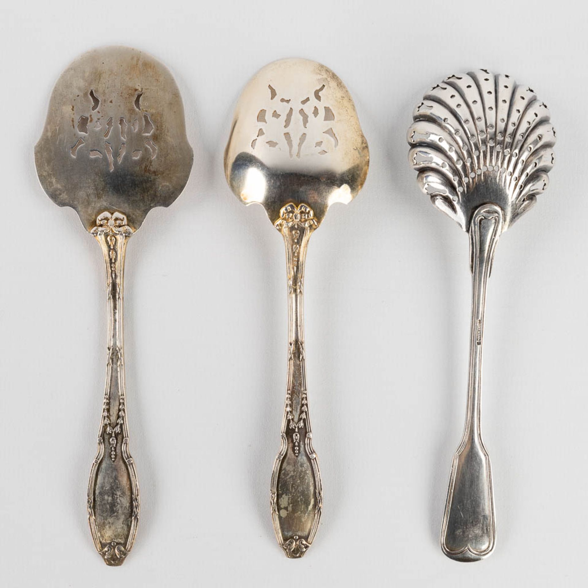 A 98-piece silver cutlery, made in Germany and marked 800. Added 3 sugar casters marked Delheid. 383 - Bild 12 aus 19