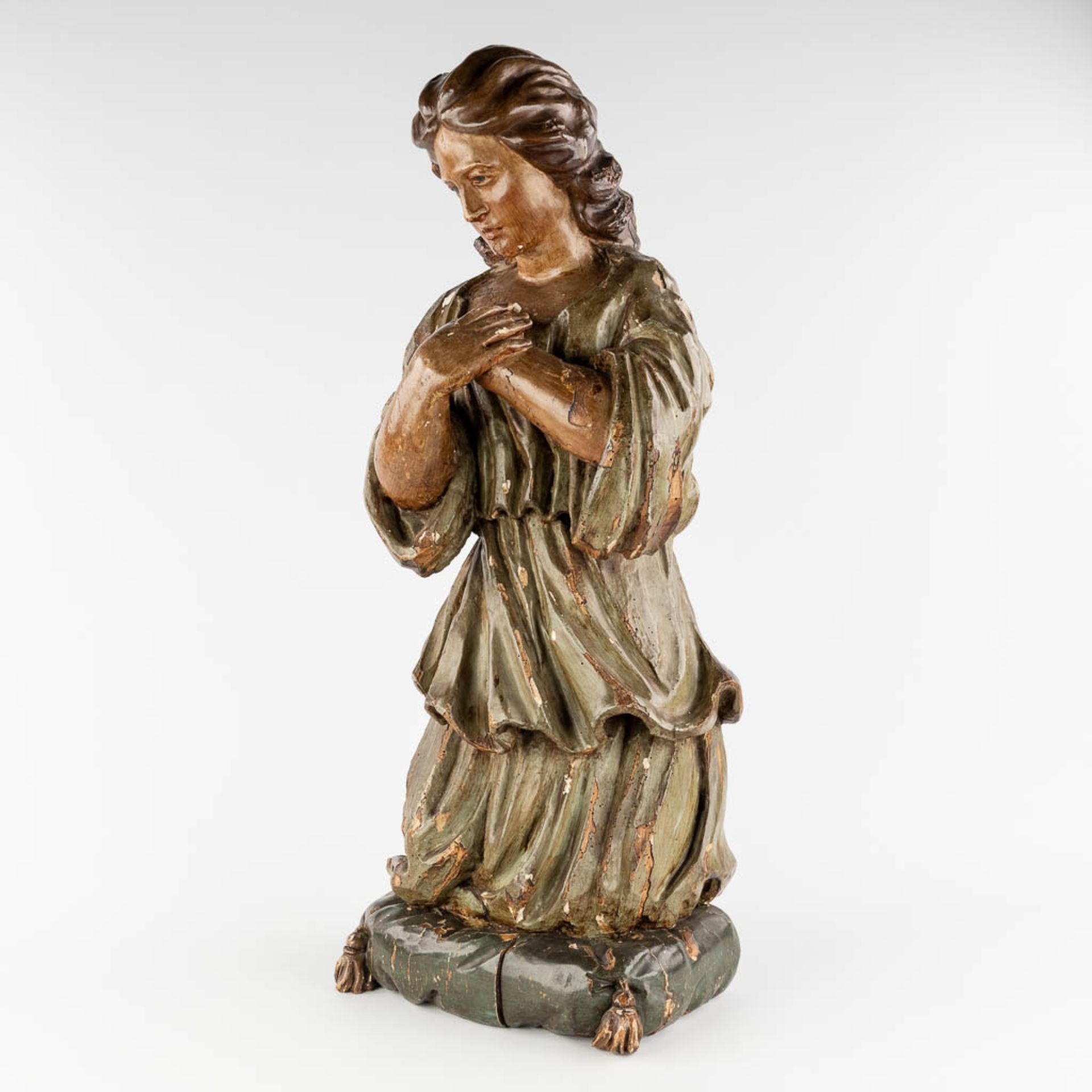 An antique wood-sculptured figurine of a praying lady. 18th C. (L:21 x W:33 x H:85 cm) - Image 7 of 16