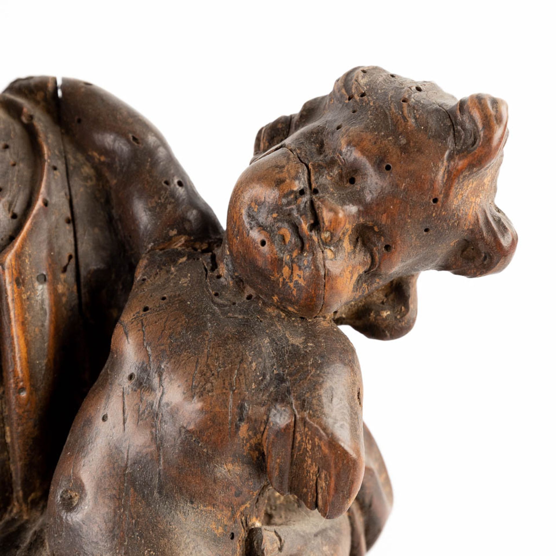 An antique wood-sculpture 'Joseph and baby Jesus', 17th/18th C. (L:14 x W:27 x H:48 cm) - Image 8 of 15