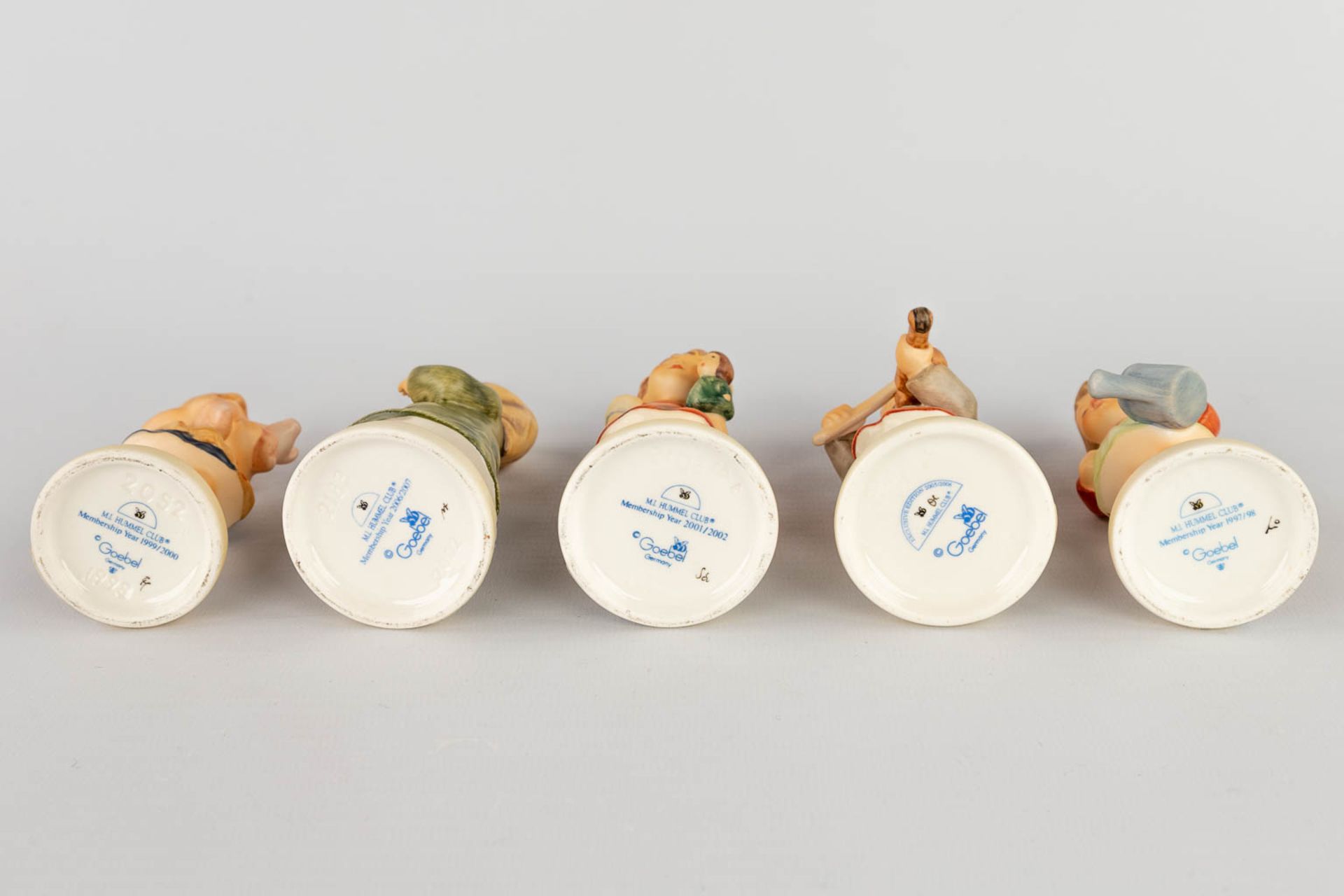 Hummel, a set of 13 small figurines. (H:12,5 cm) - Image 11 of 19