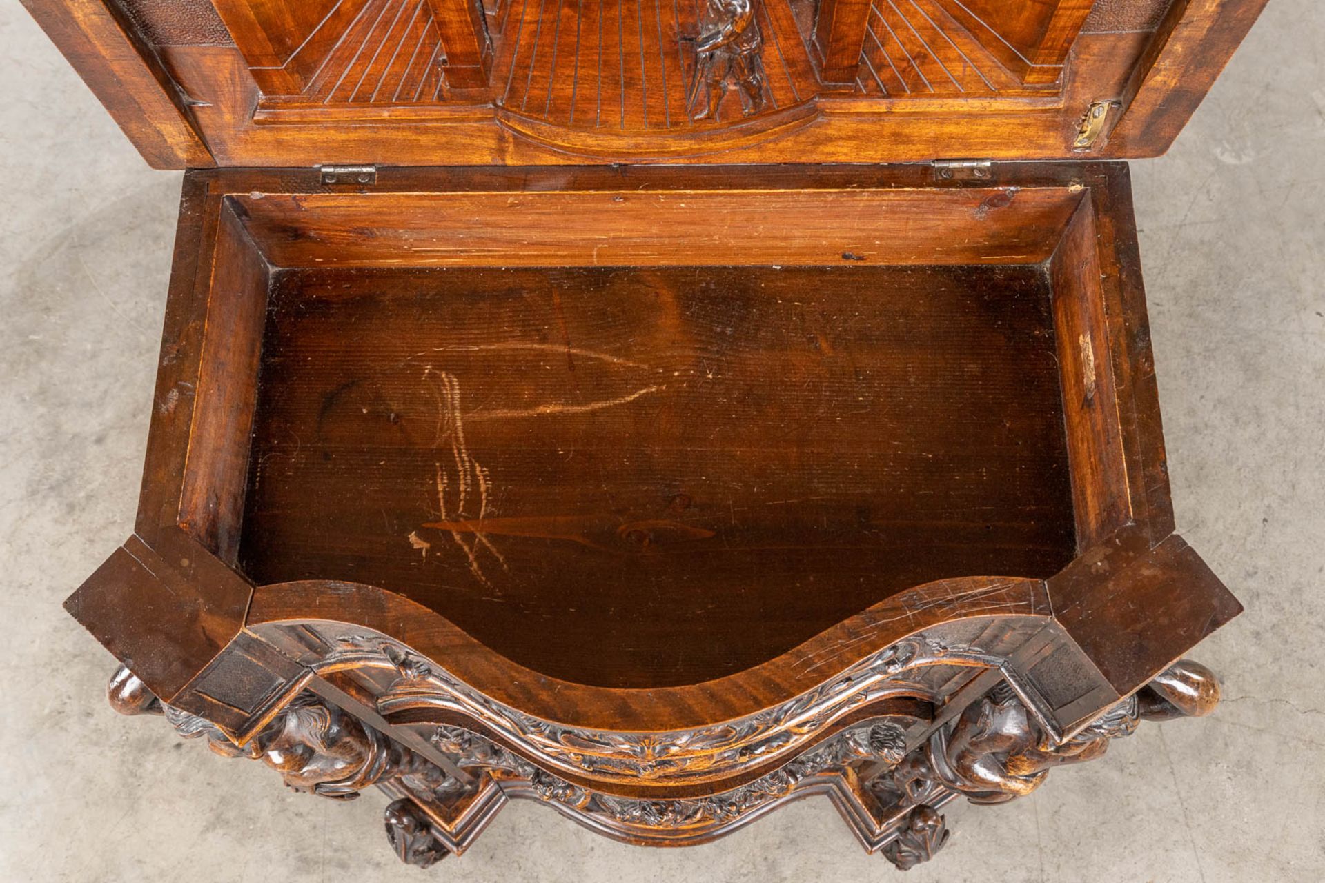 A Rococo-inspired commode, richly sculptured with mythological figurines, putti and ladies. Circa 19 - Bild 20 aus 20