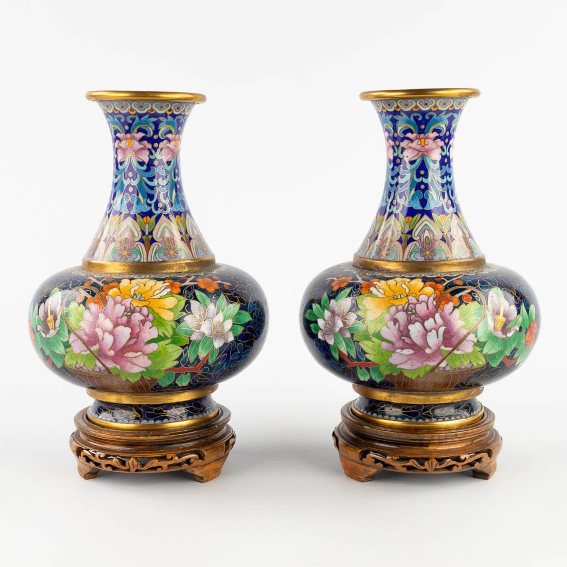 A pair of vases with a flower decor, cloisonné decor. 20th C. (W:18 x H:26 cm)
