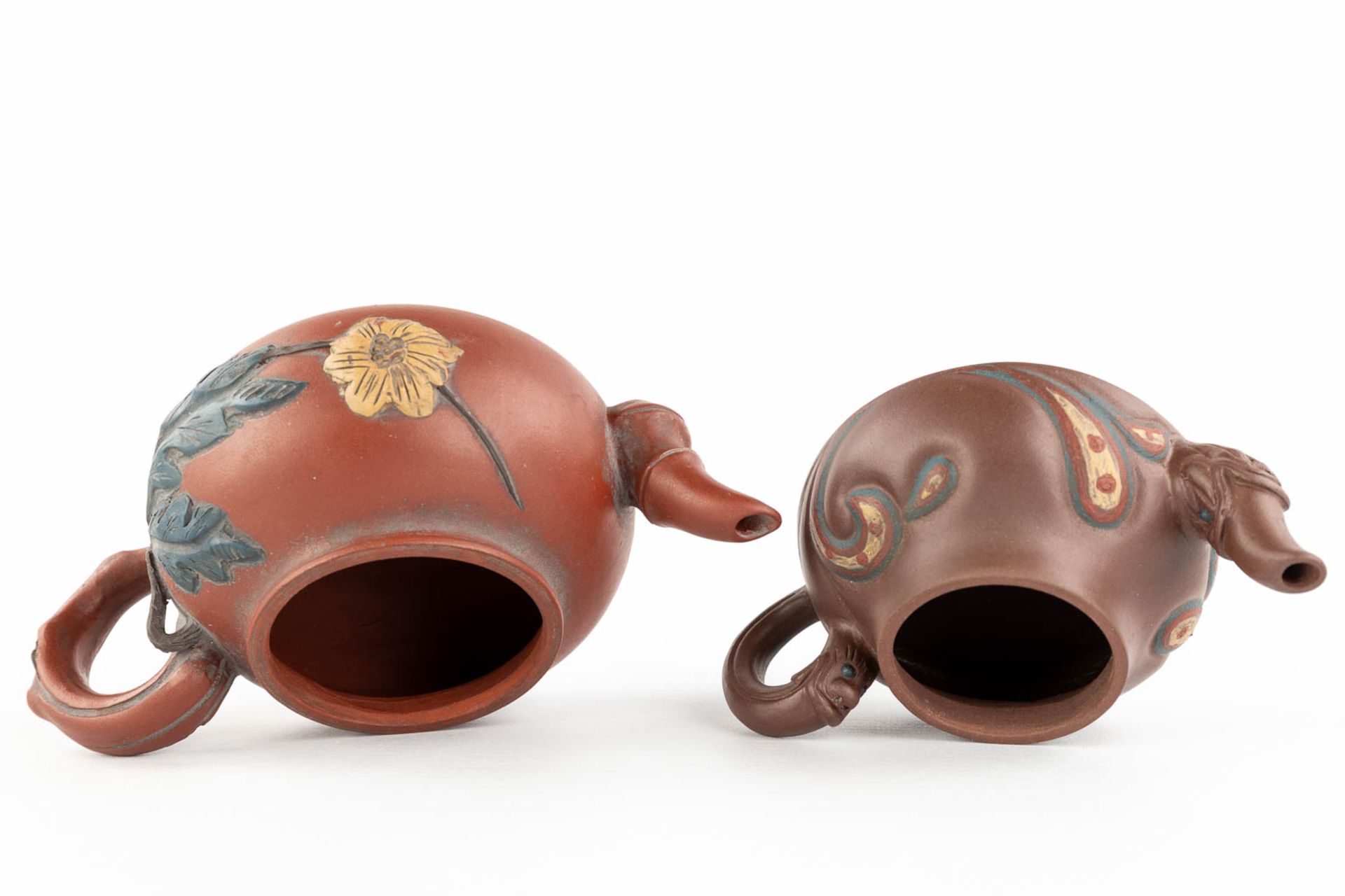 Two Chinese Yixing stoneware teapots, 20th C. (L:11 x W:18 x H:10 cm) - Image 11 of 18