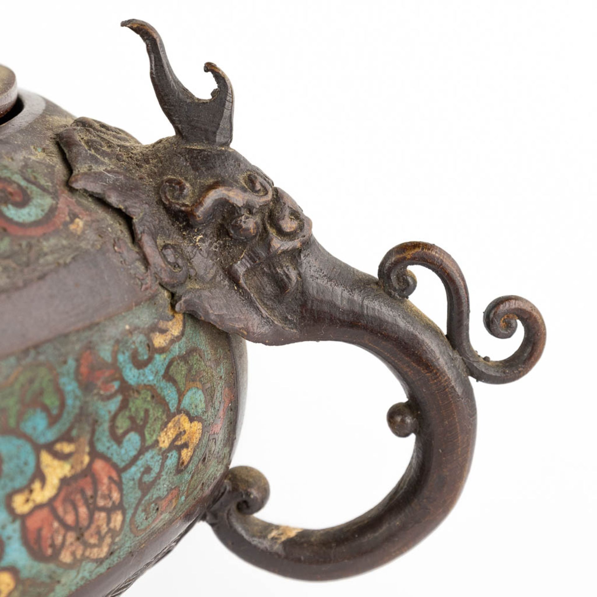 A Japanese incense burner, bronze with champslevé decor. 19th C. (L:19 x W:33 x H:27 cm) - Image 9 of 16