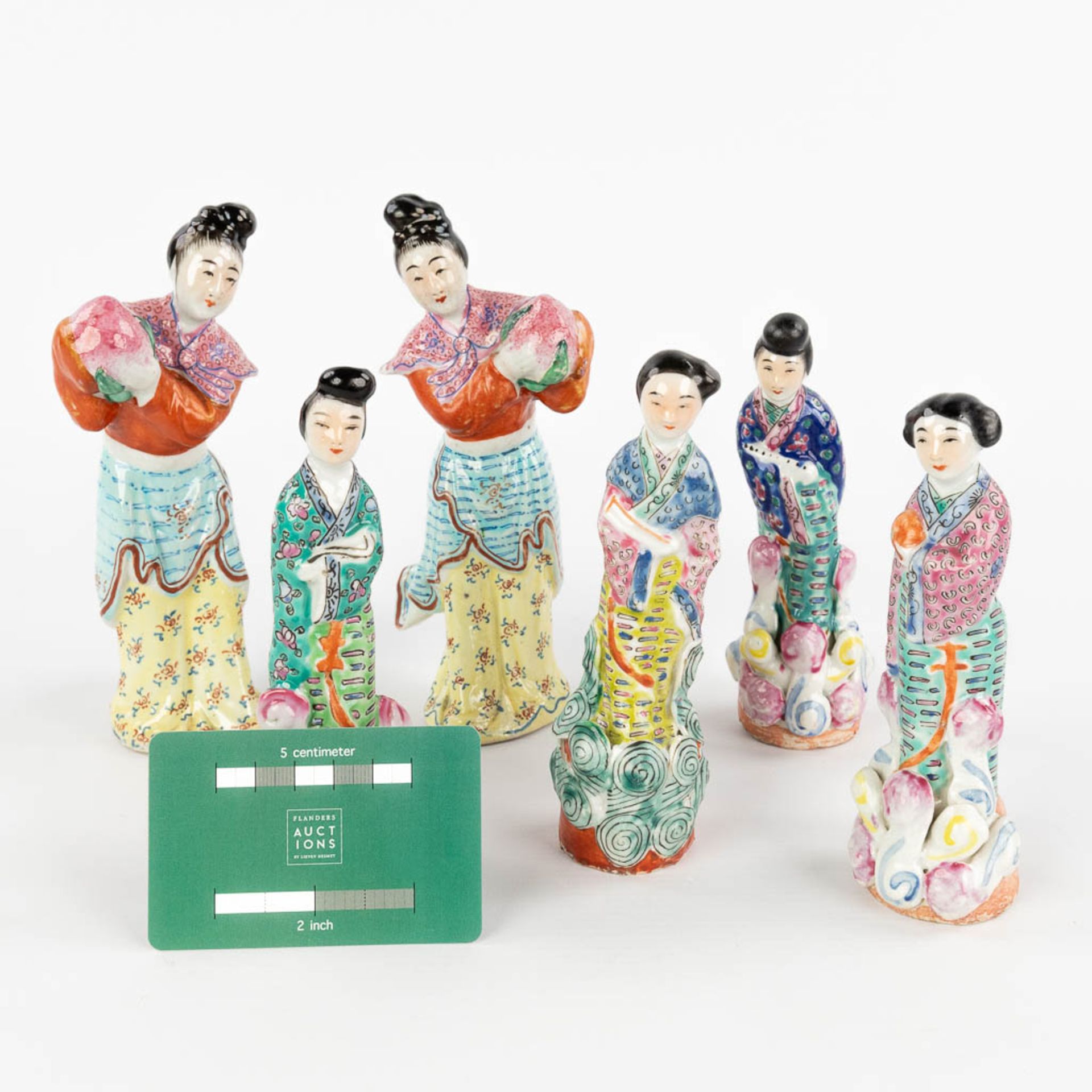 A collection of 6 Chinese figurines, 3 pairs, Famille Rose Porcelain. Republic period. 20th C. (L:7 - Image 2 of 17