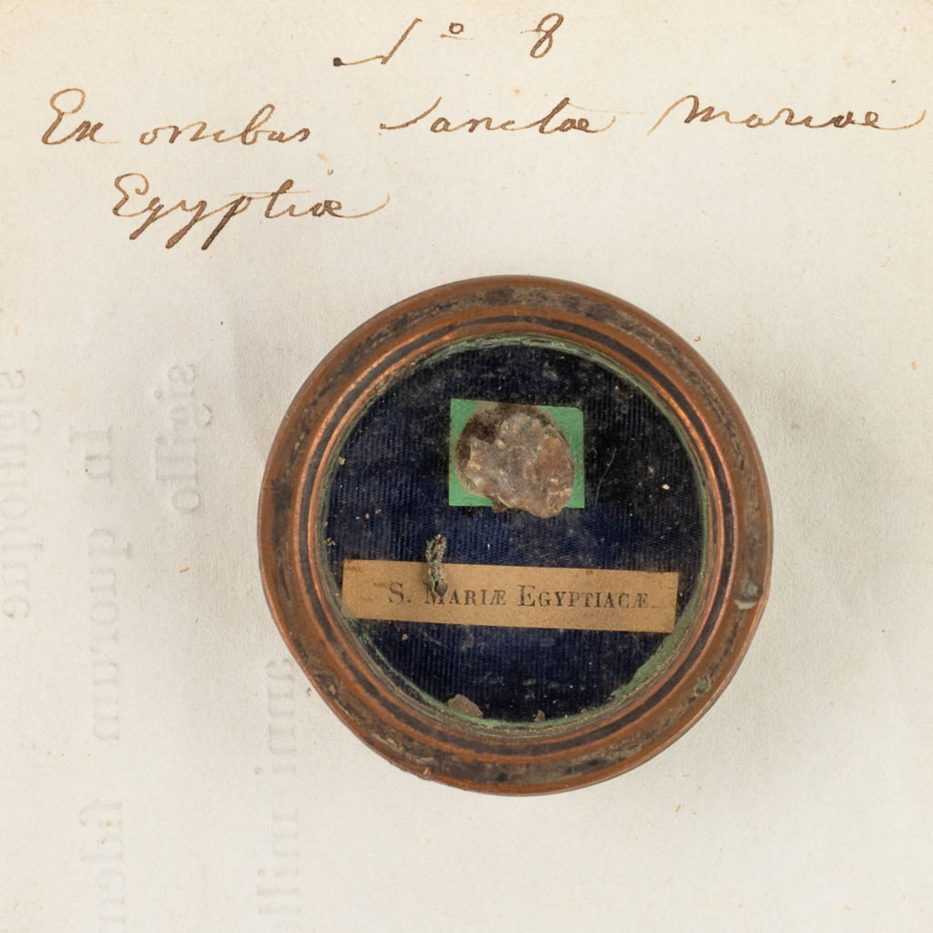 A sealed Theca with relic: Particulam ex ossibus Sancta Maria Egyptiacae (H:1,32 x D:3,95 cm) - Bild 3 aus 6