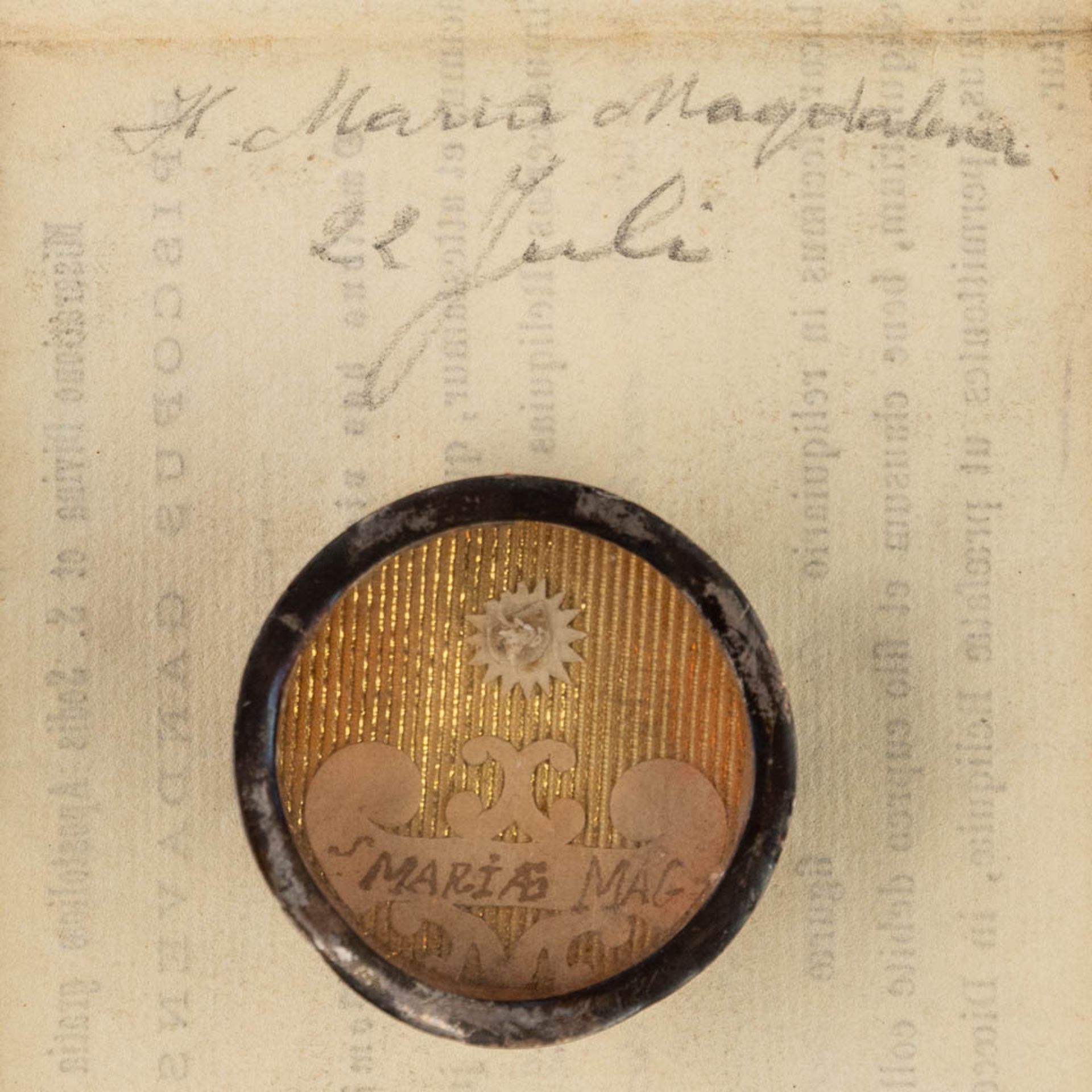 A sealed Theca with relic: Ex ossibus Sancti Maria Magdalena Paenitentis Nobis (H:1,4 x D:3,68 cm) - Bild 3 aus 6