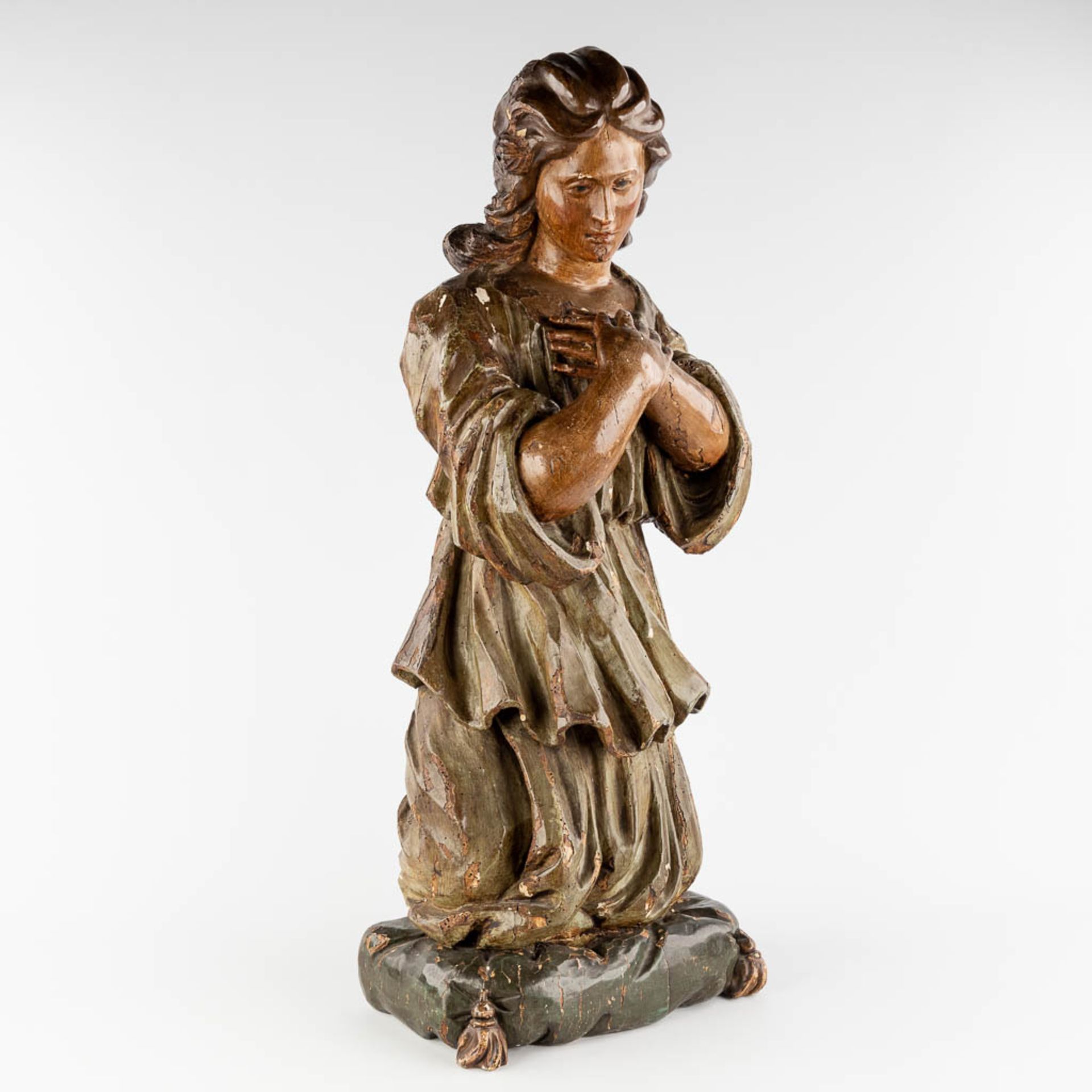 An antique wood-sculptured figurine of a praying lady. 18th C. (L:21 x W:33 x H:85 cm) - Image 3 of 16