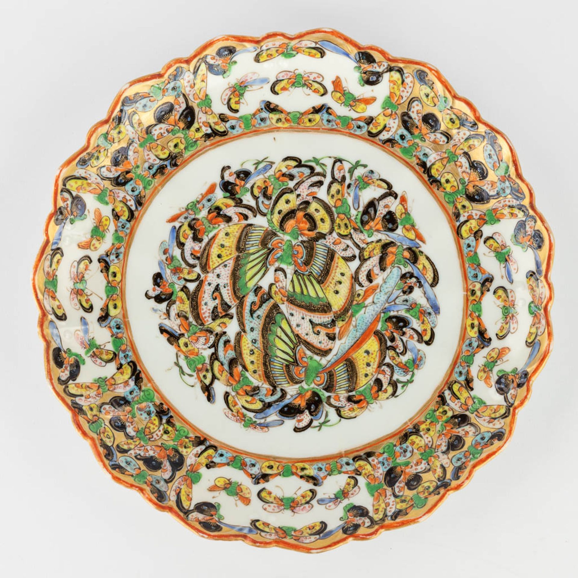 A Chinese plate '1000 butterflies', 19th C. (H:4 x D:28 cm)