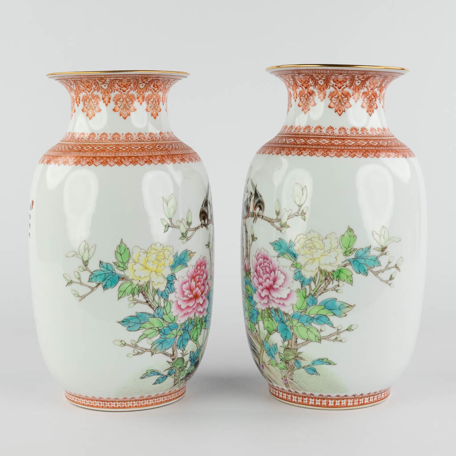 A pair of Chinese vases with bird decor, spring blossoms and peonies. 20th C. (H:32 x D:18 cm) - Image 5 of 12