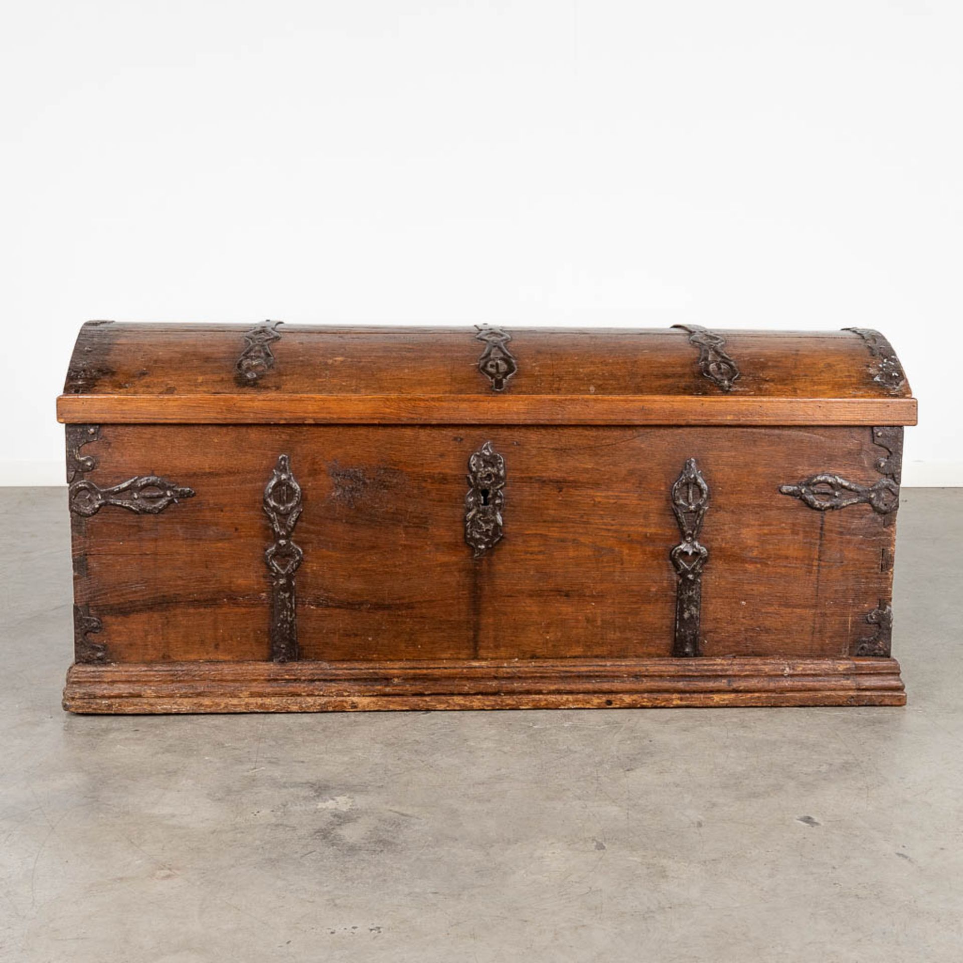 An antique chest, oak finished with wrought iron. 18th C. (L:58 x W:135 x H:58 cm) - Bild 4 aus 17