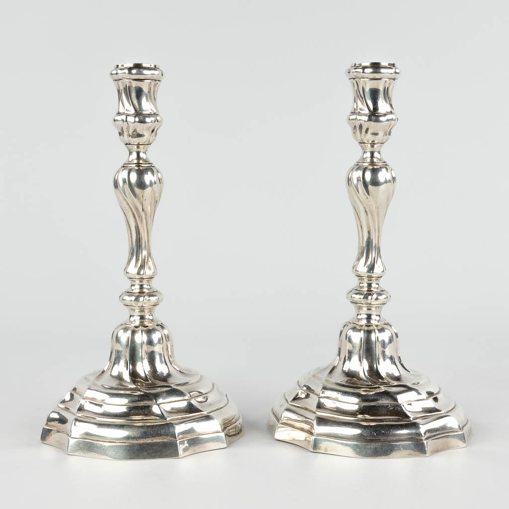 A pair of silver candlesticks / Candle holders, Carolus Benninck, Bruges, 18th C. 582g. (H:23 x D:13 - Image 3 of 11