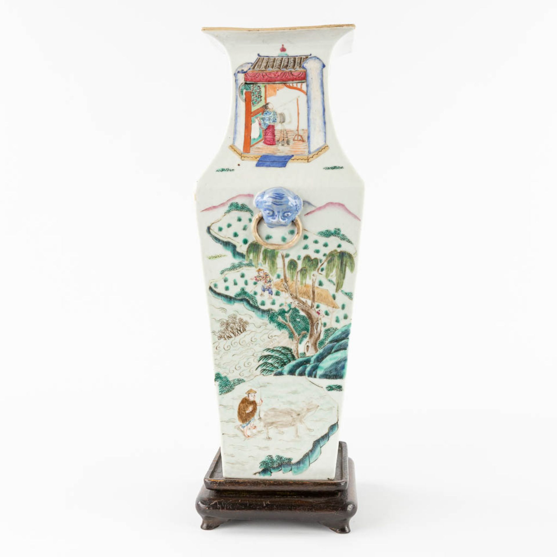 A square Chinese Famille Rose vase, decorated with scènes of 'The Harvest'. 19th C. (L:17 x W:15 x H - Image 3 of 10