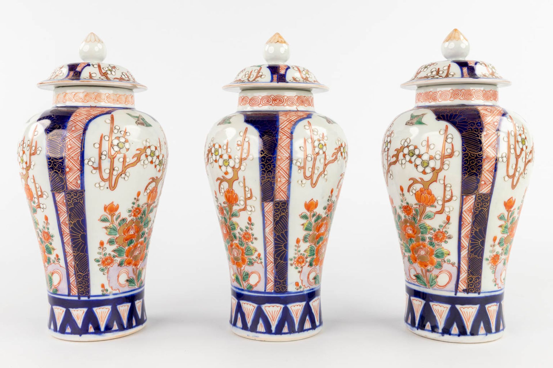 A 5-piece 'Kaststel', Japanese Imari porcelain. (H:22 x D:11 cm) - Image 4 of 21