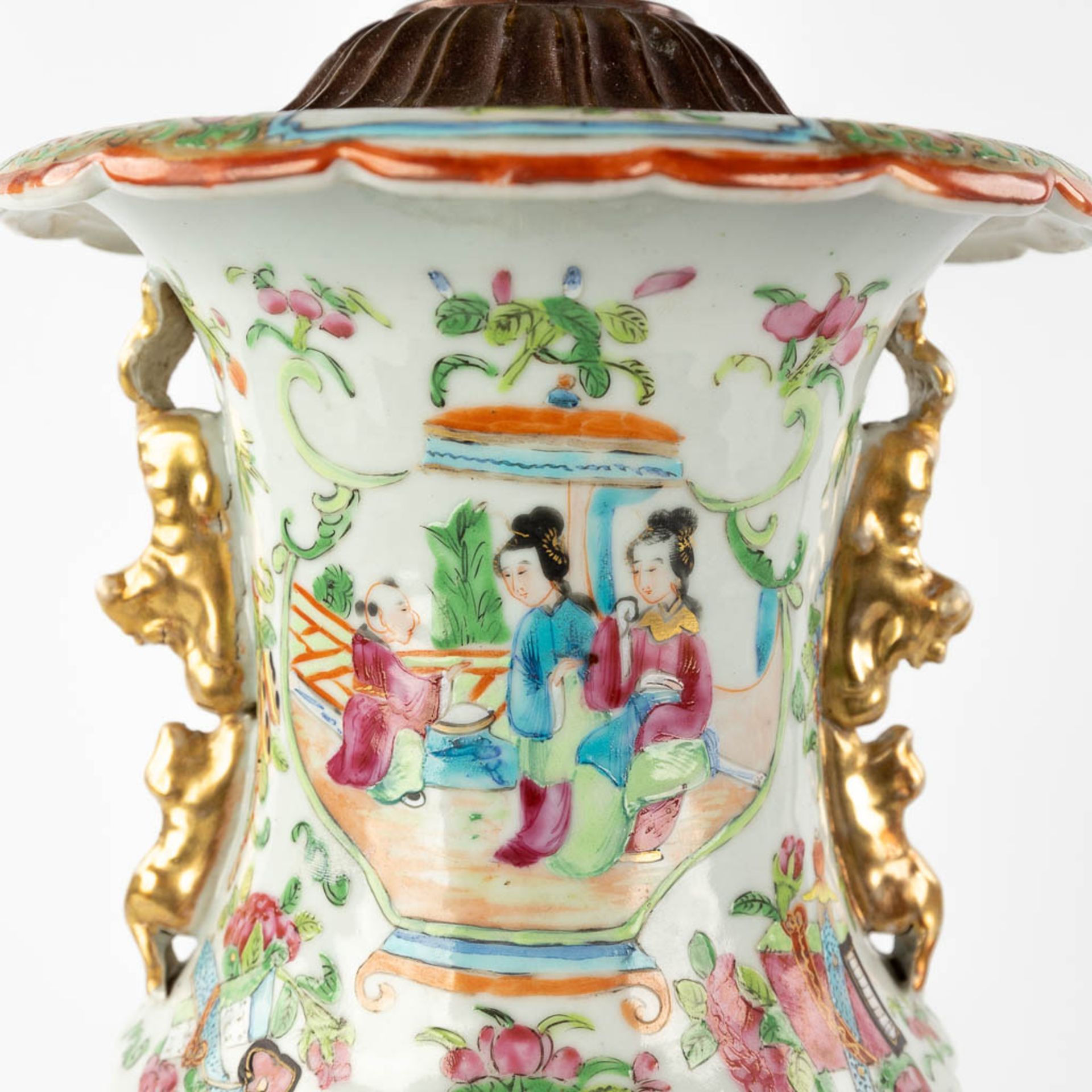 Two Chinese Canton vases. 19th/20th C. (H:44 cm) - Image 12 of 19