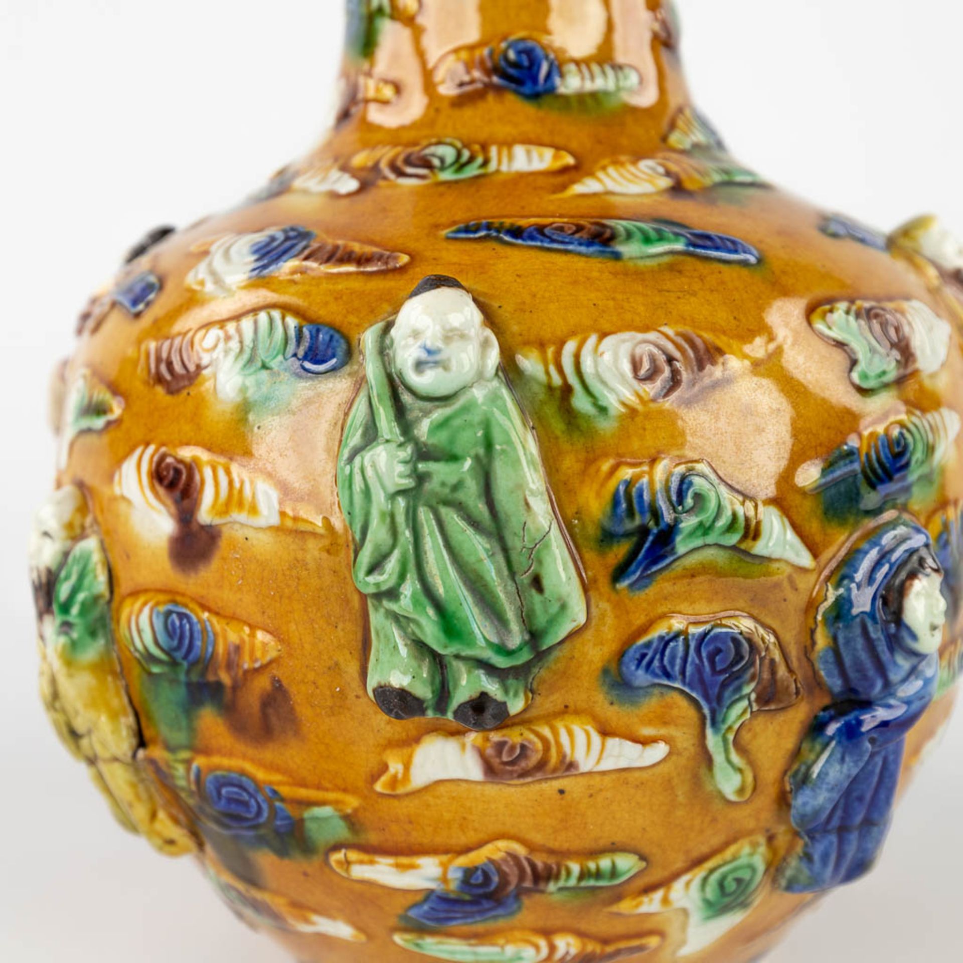 A Chinese vase decorated with the 8 immortals, Famille Verte, Qing Dynasty. 18th/19th C. (H:26 x D:1 - Image 12 of 15