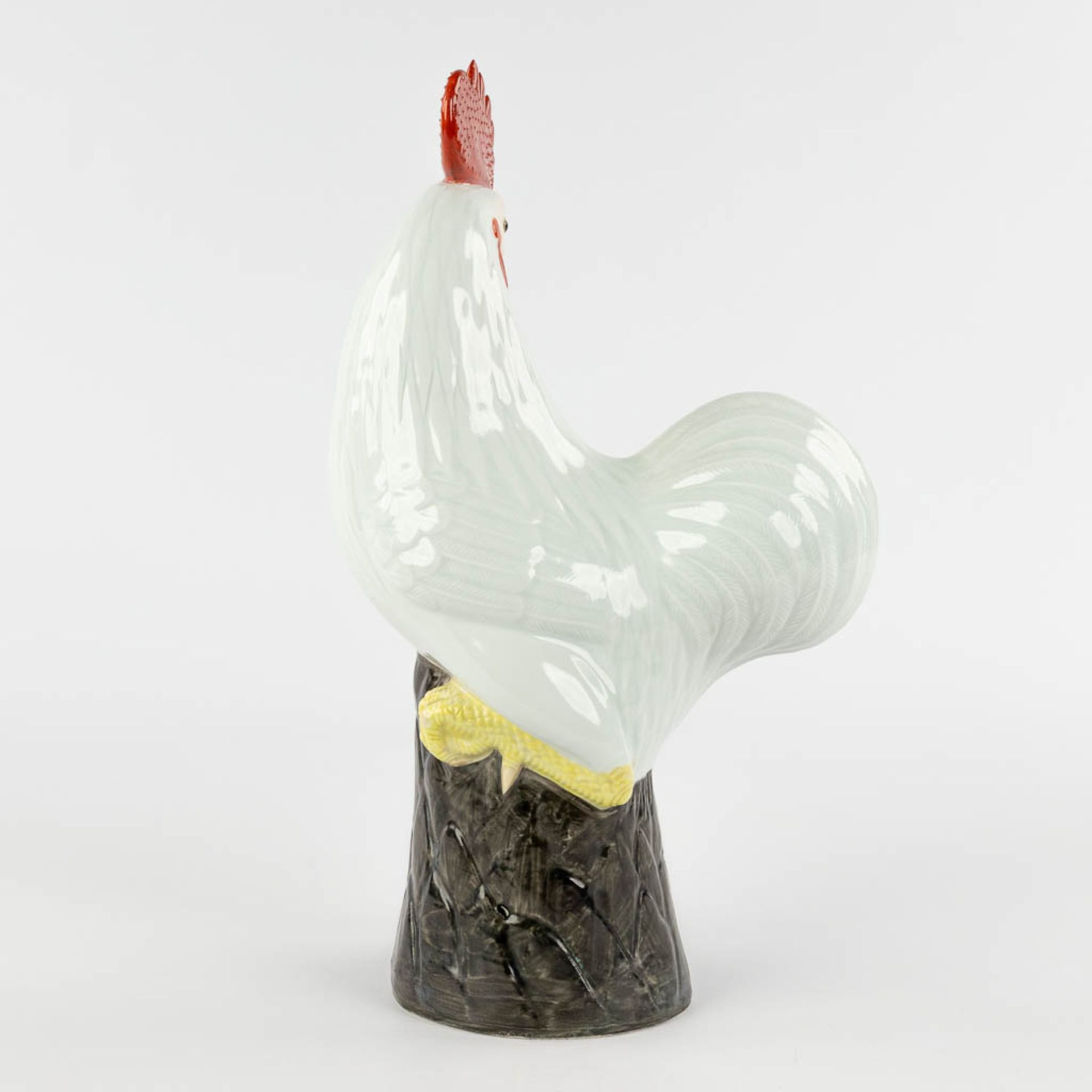 A large Chinese porcelain rooster, Republic Period, 20th C. (L:11,5 x W:19,5 x H:34,5 cm) - Image 11 of 12