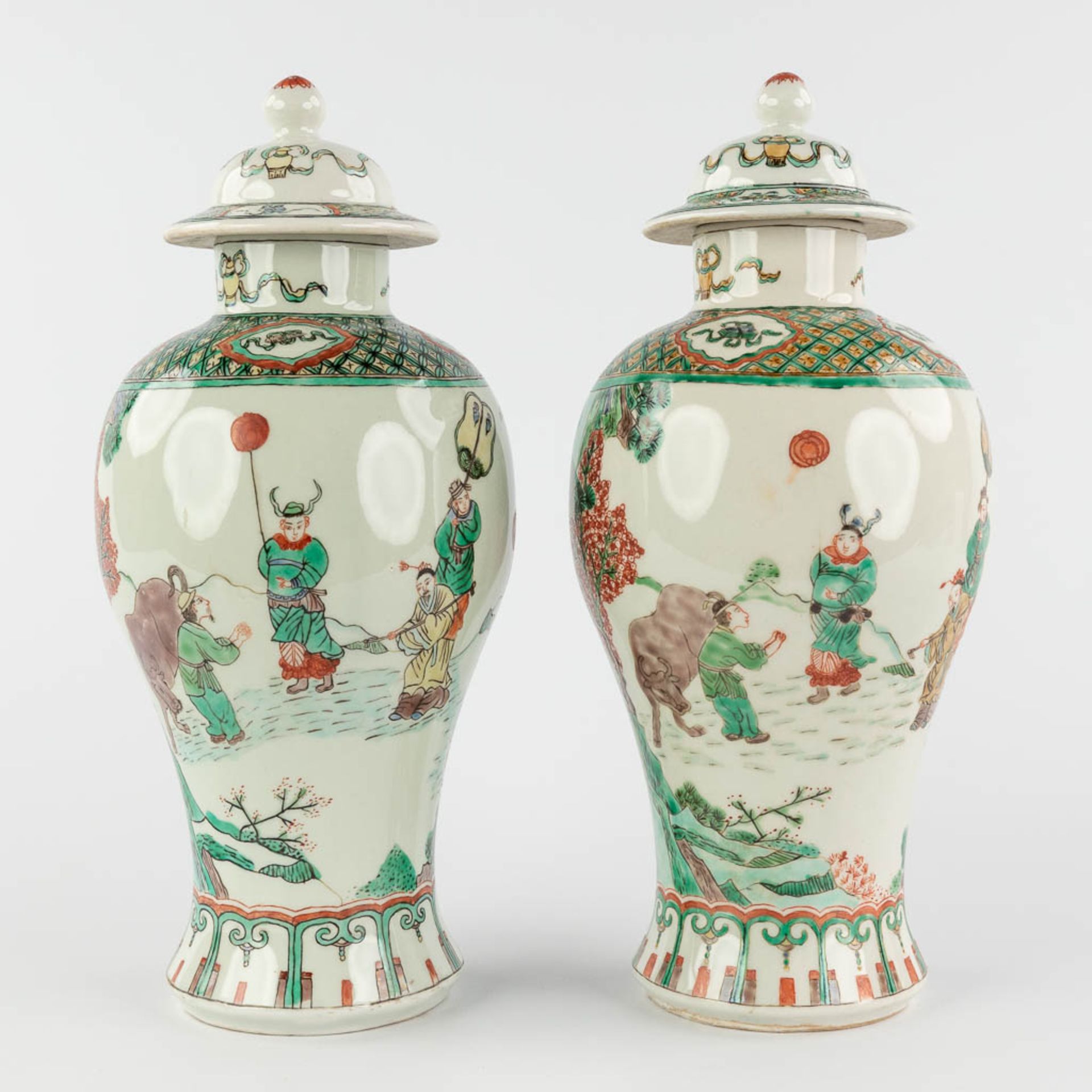 A pair of Chinese Famille Verte with farmers and symbols of happiness. 19th/20th C. (H:29 x D:13 cm) - Image 5 of 14