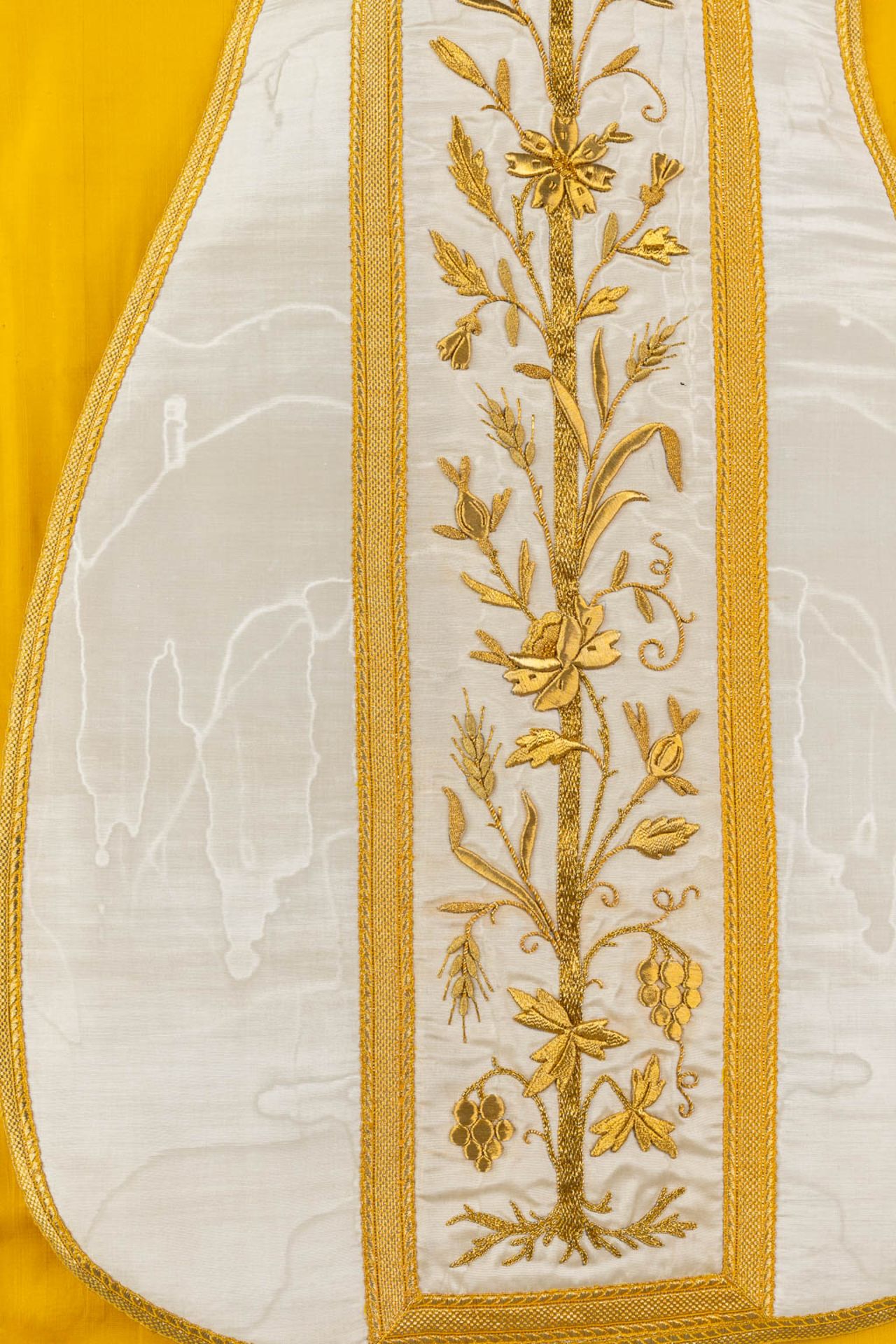 A set of Lithurgical Robes and accessories. Thick gold thread and embroideries. - Image 19 of 40