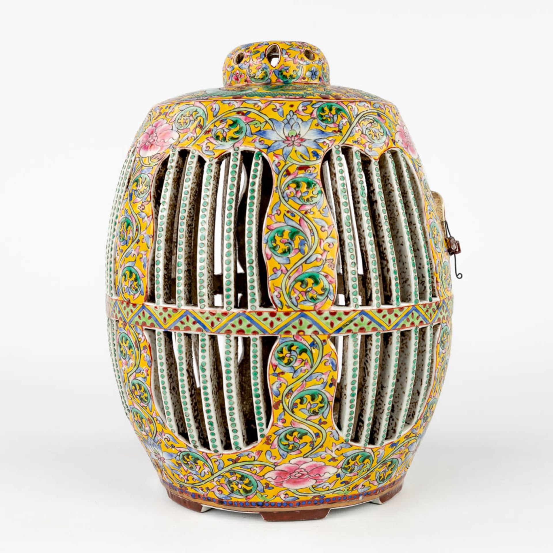 A Chinese porcelain 'Bird Cage', Famille Rose, Qianlong Mark. 20th C. (H:25 x D:19 cm) - Image 5 of 12