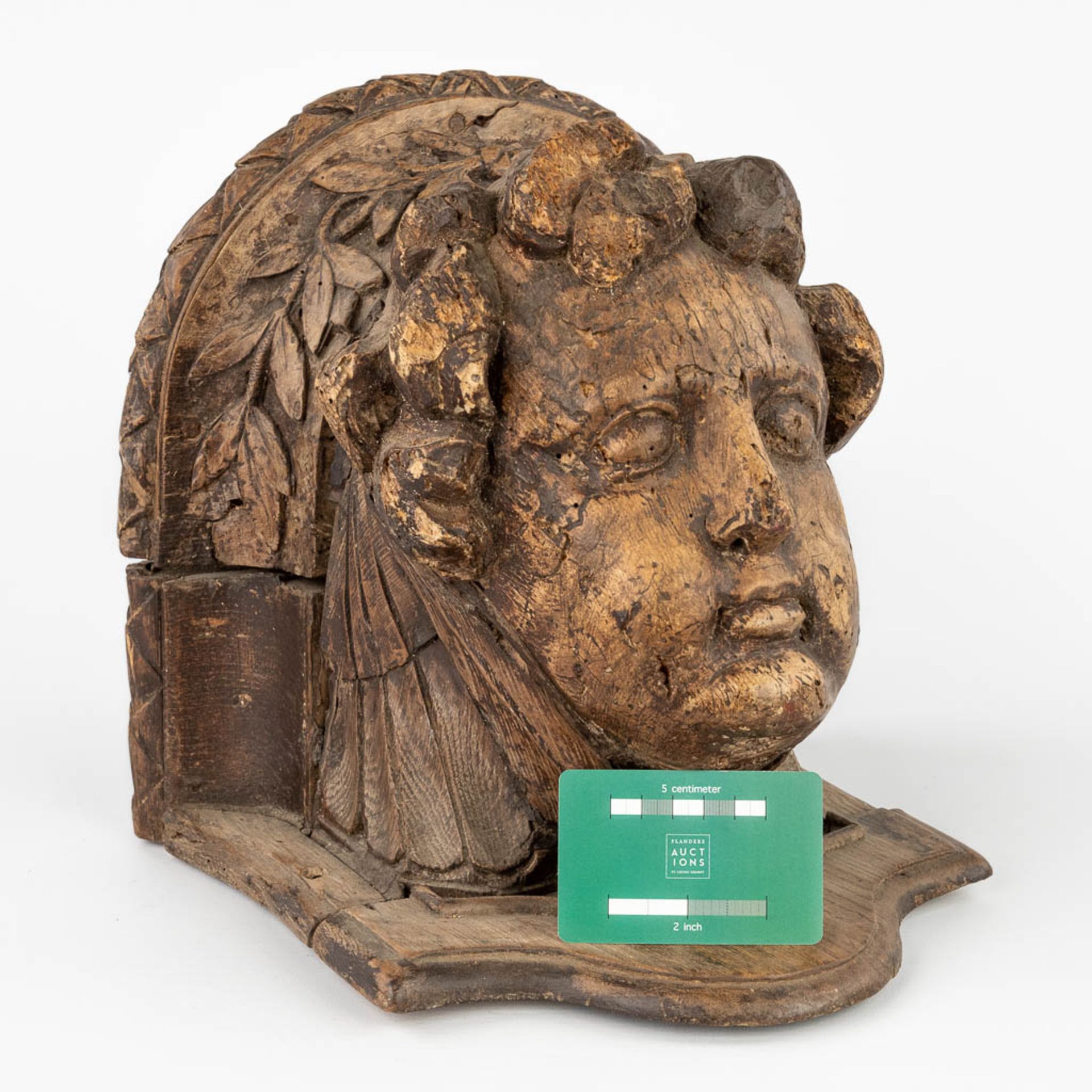 An antique, wood-sculptured corbel with an angel figurine. Oak, 17thC. (L:30 x W:28 x H:27 cm) - Image 2 of 11