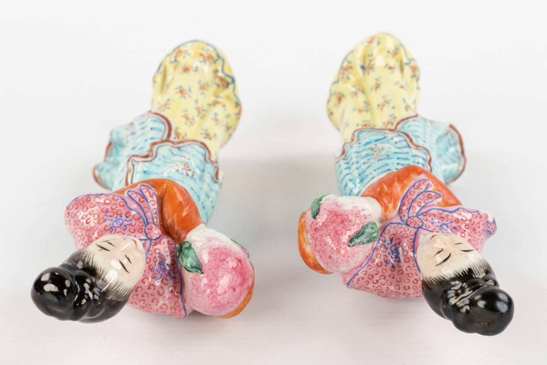 A collection of 6 Chinese figurines, 3 pairs, Famille Rose Porcelain. Republic period. 20th C. (L:7 - Image 8 of 17