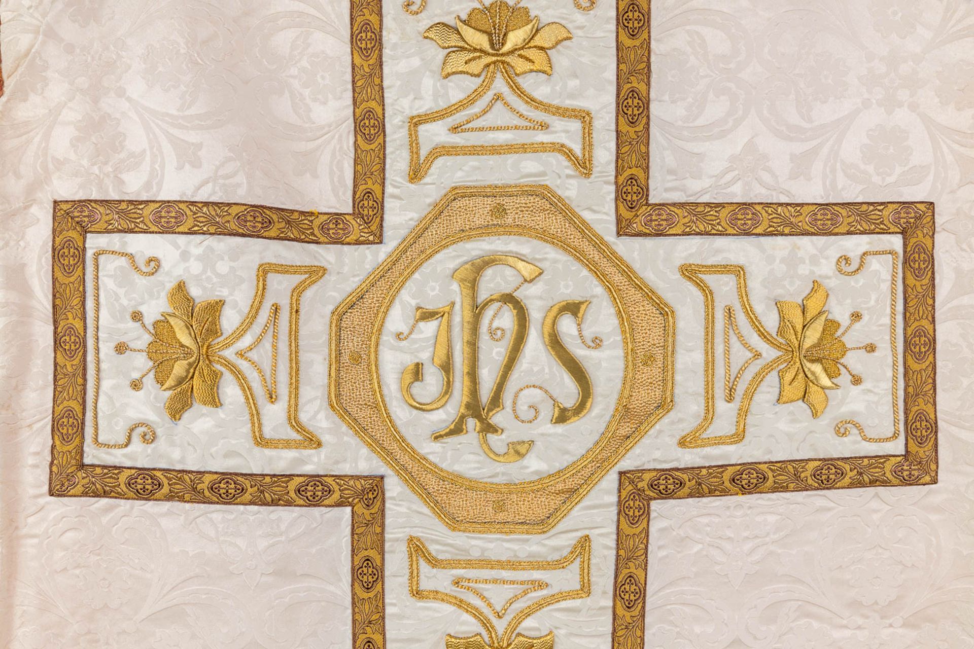 A set of Lithurgical Robes and accessories. Thick gold thread and embroideries. - Image 12 of 40