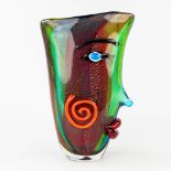 An Art Glass vase, in the style of a Pablo Picasso Head. Murano, Italië. (L:12 x W:25 x H:36 cm)