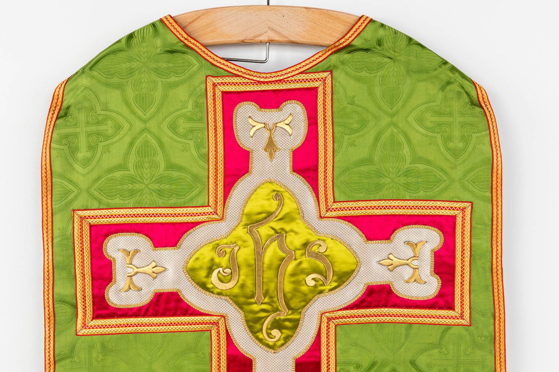 A set of 6 Roman Chasubles, maniple, Stola and Chalice veils - Image 20 of 37