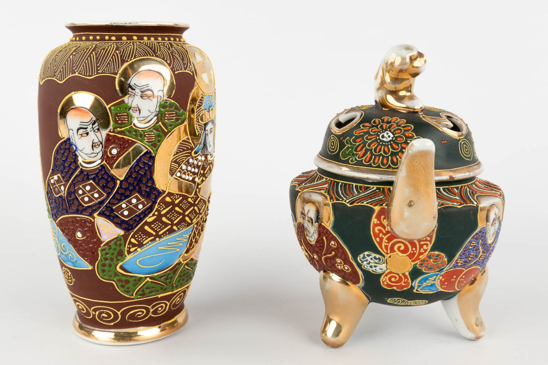 A pair of vases, a vase and jar with lid, Satsuma faience, Japan. 20th C. (H:31 x D:19 cm) - Image 13 of 19