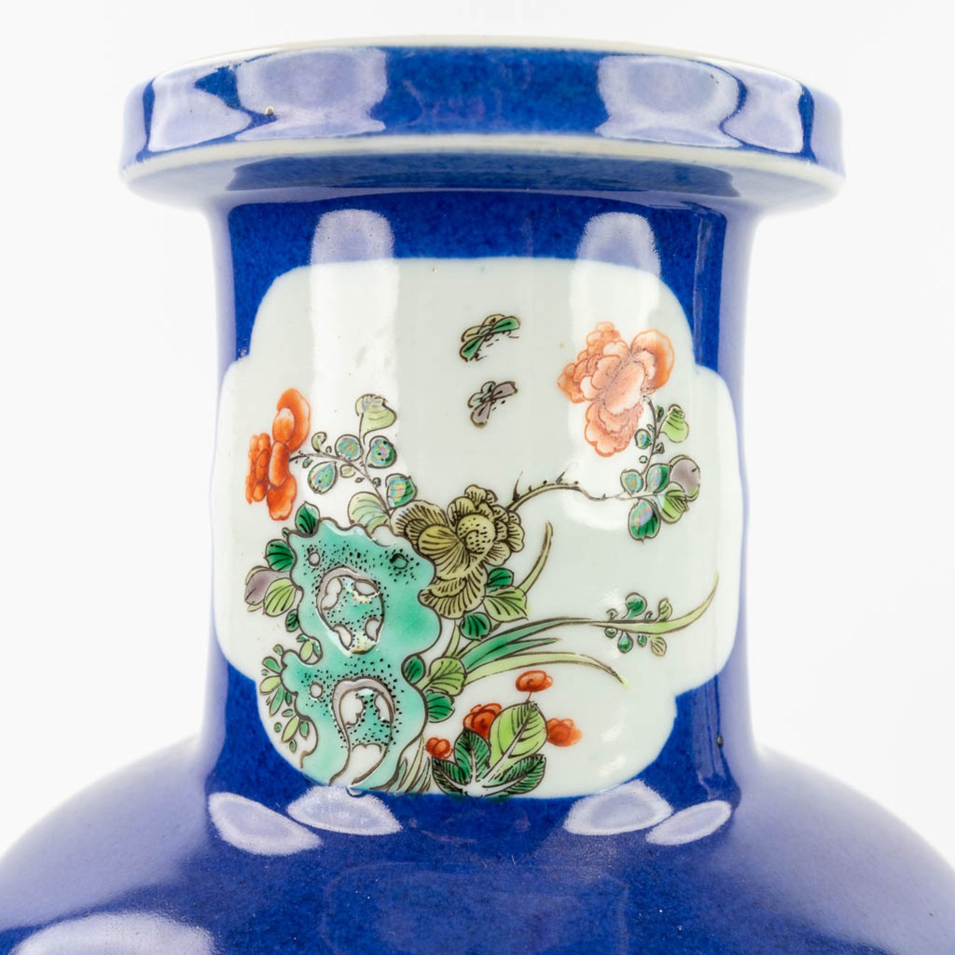 A pair of Chinese vases, decorated with fauna and flora. 20th C. (H:45 x D:18 cm) - Image 11 of 13