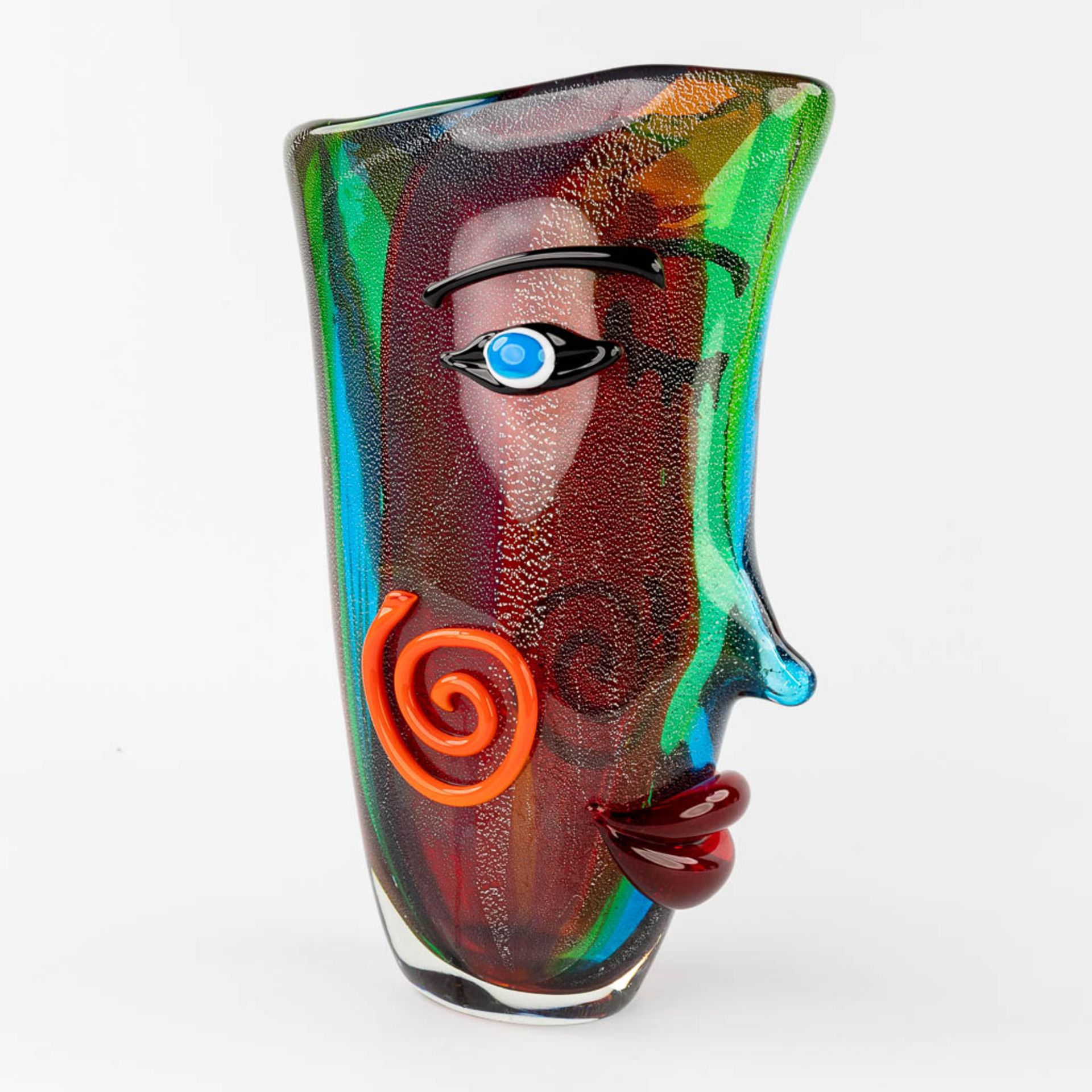 An Art Glass vase, in the style of a Pablo Picasso Head. Murano, Italië. (L:12 x W:25 x H:36 cm) - Image 3 of 15