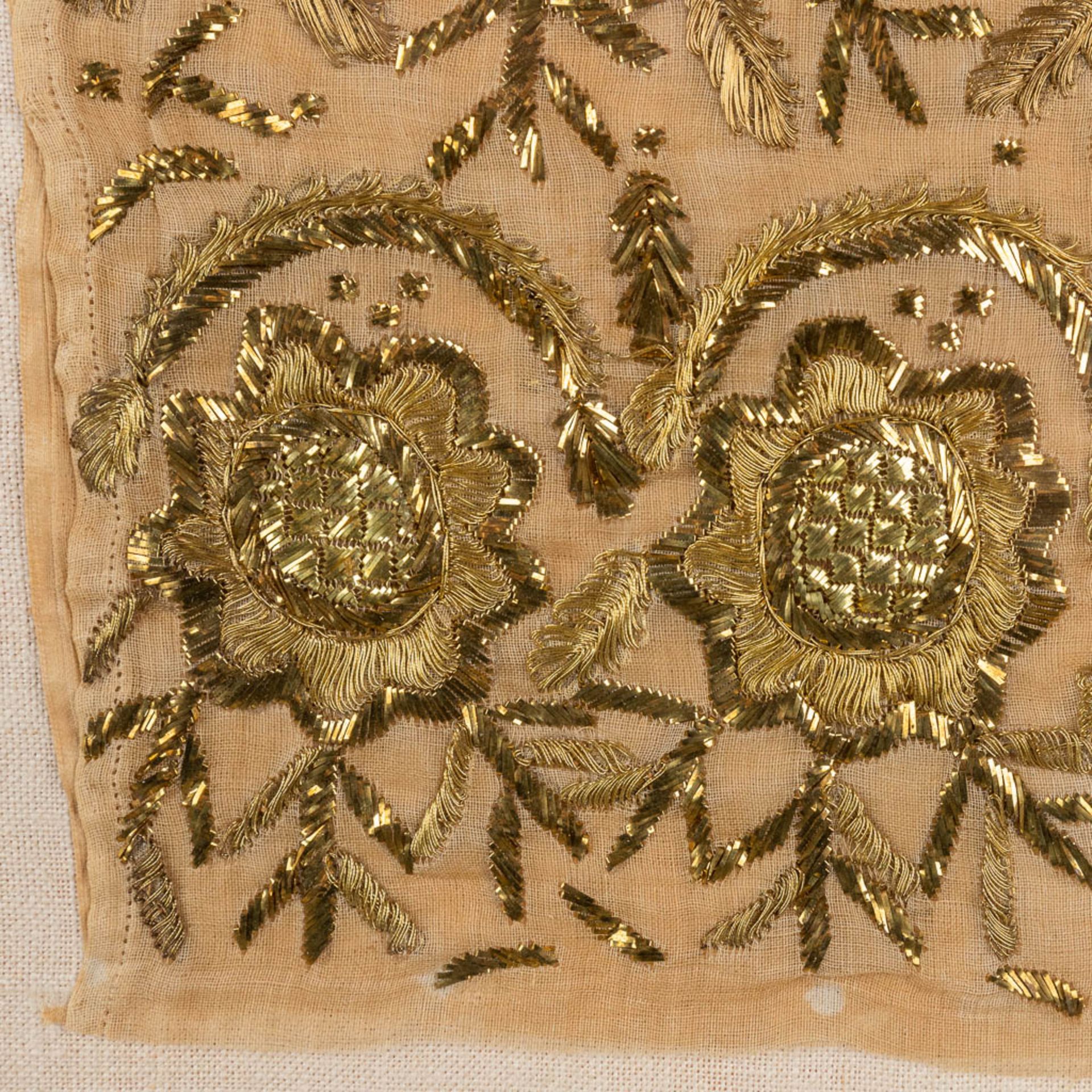 A small frame with gold-thread embroideries. (W:23 x H:37 cm) - Image 5 of 6